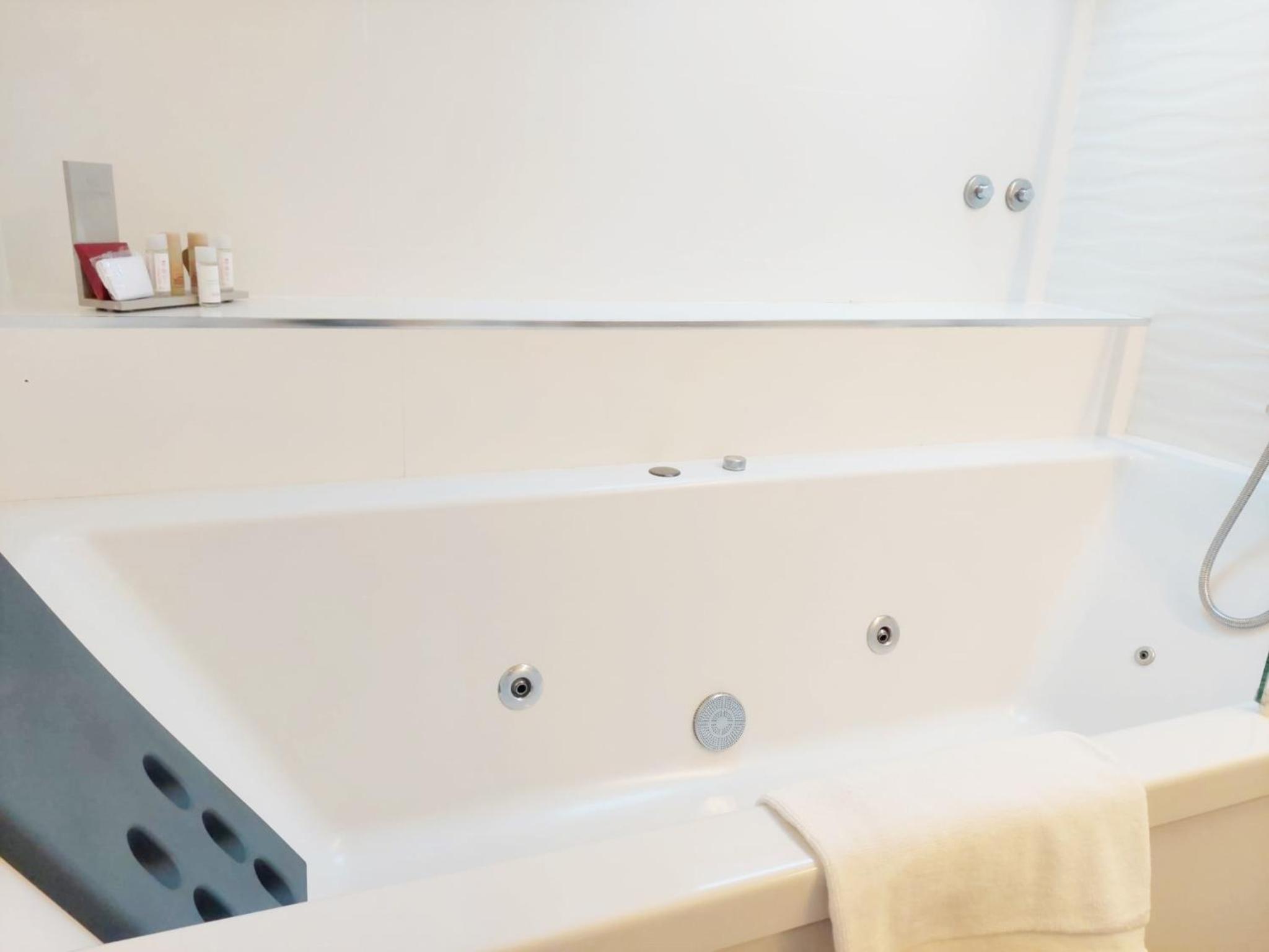 Suite - Photo 16