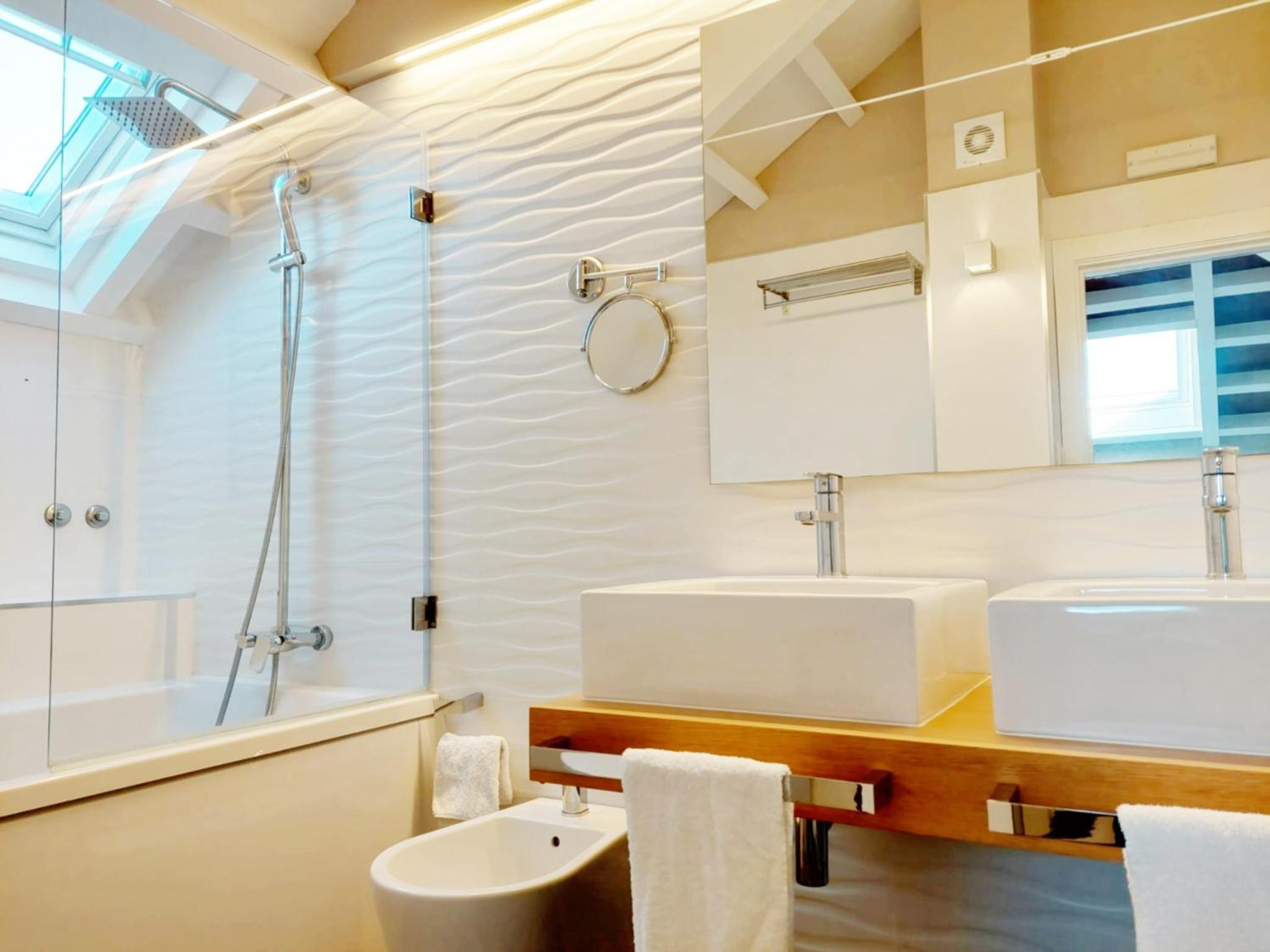 Suite - Photo 12