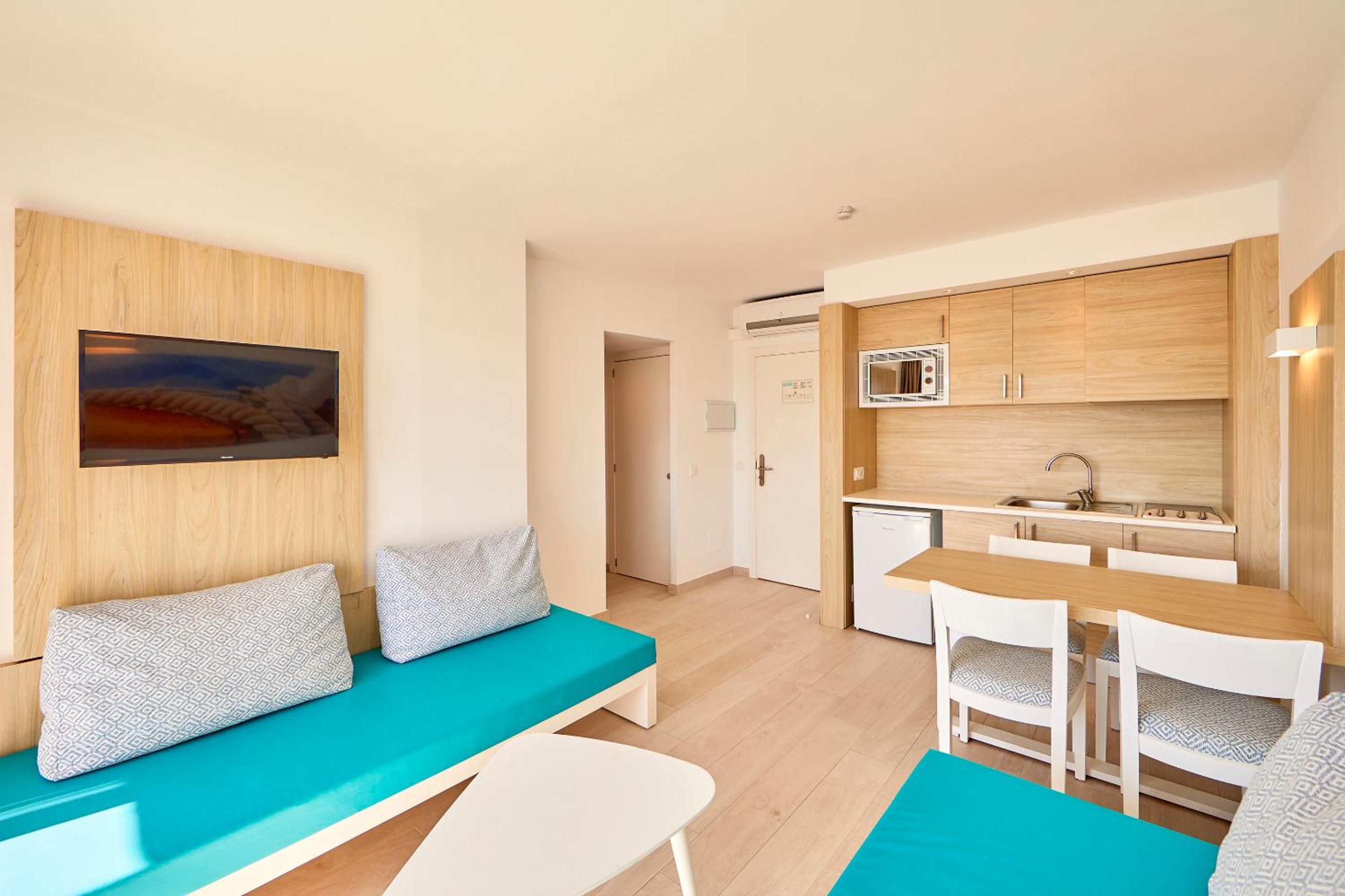 One-Bedroom Apartment with Sea View thumbnail 5