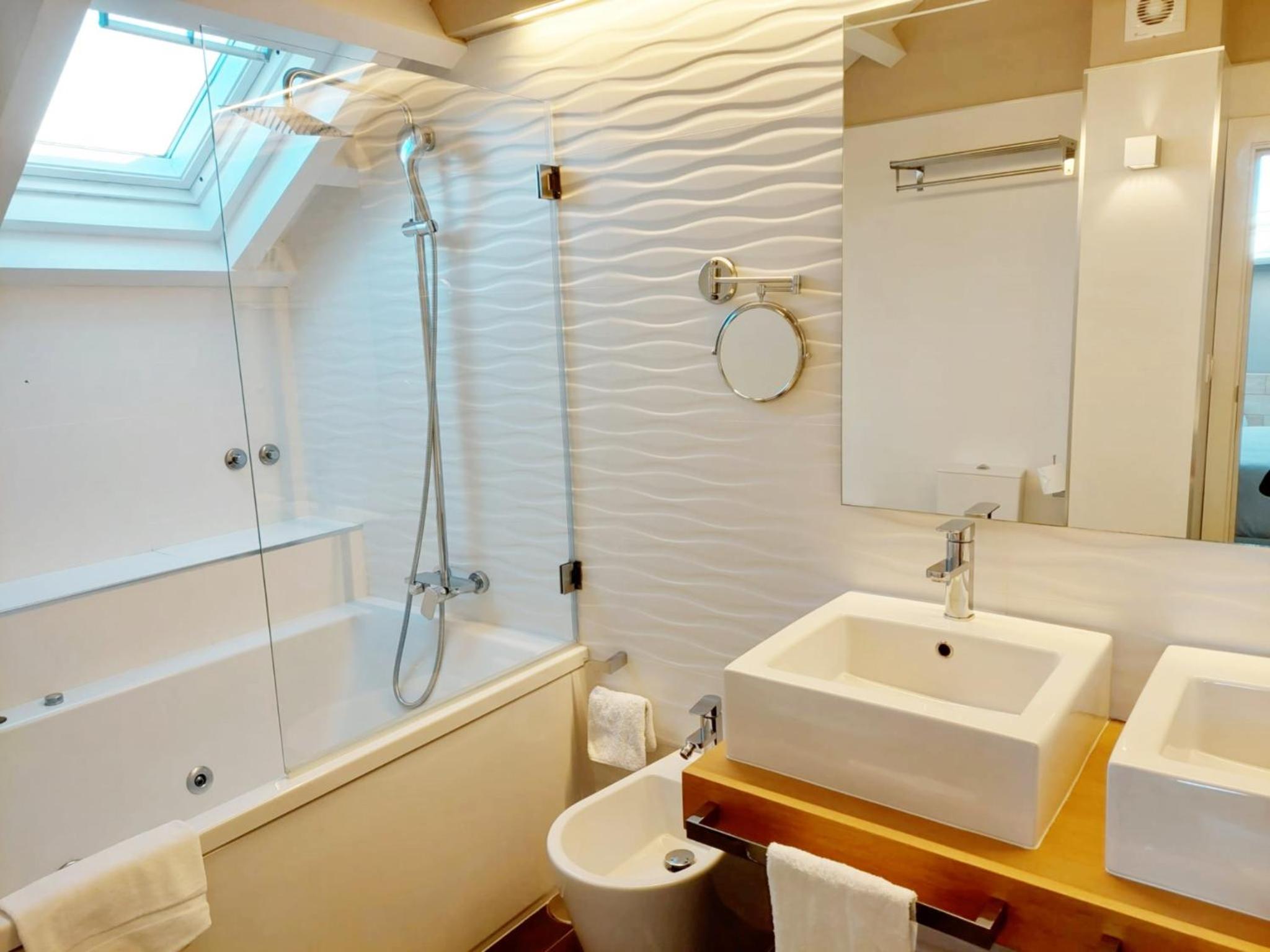 Suite - Photo 11