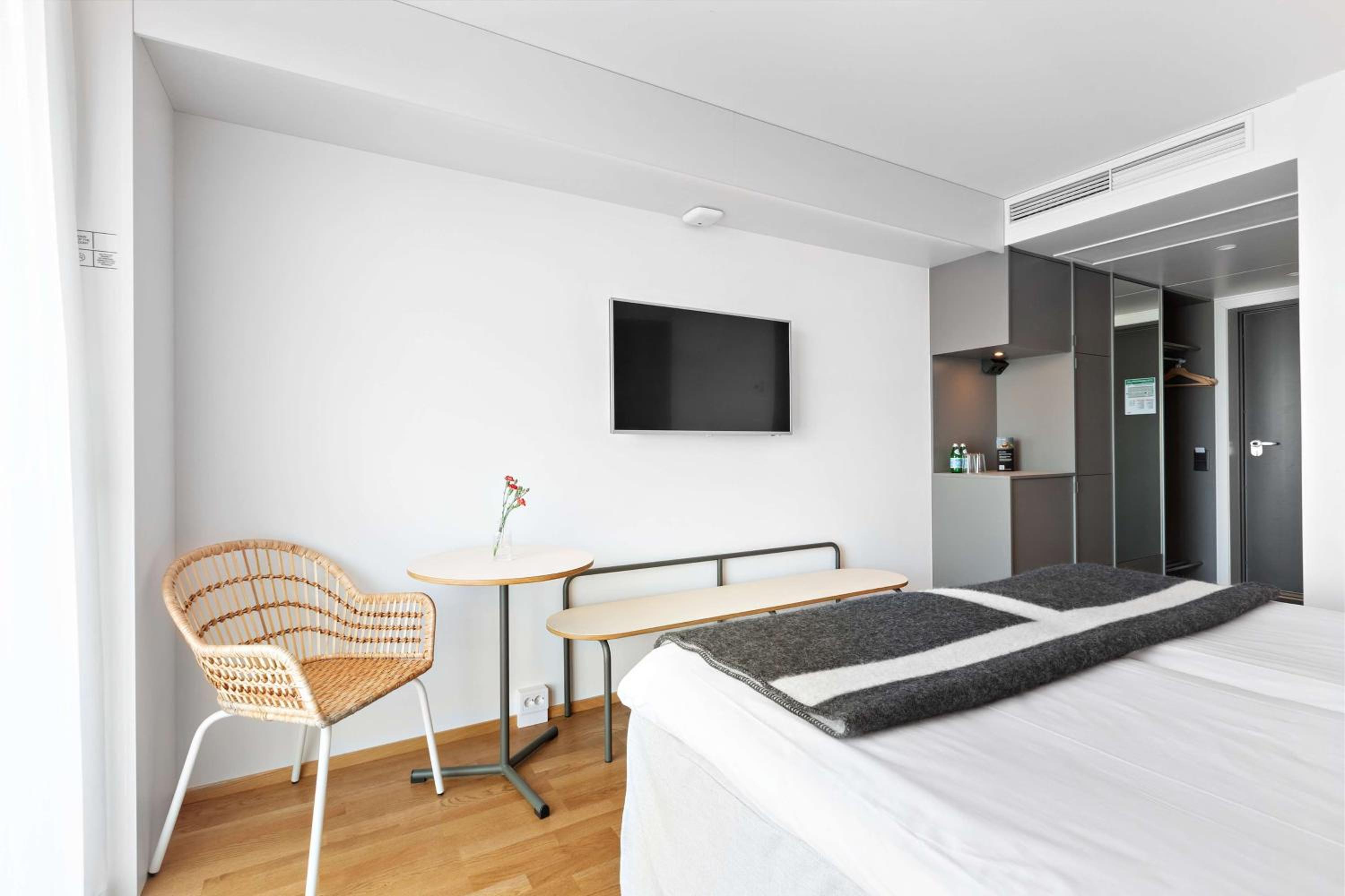 Standard King Room - Photo 6