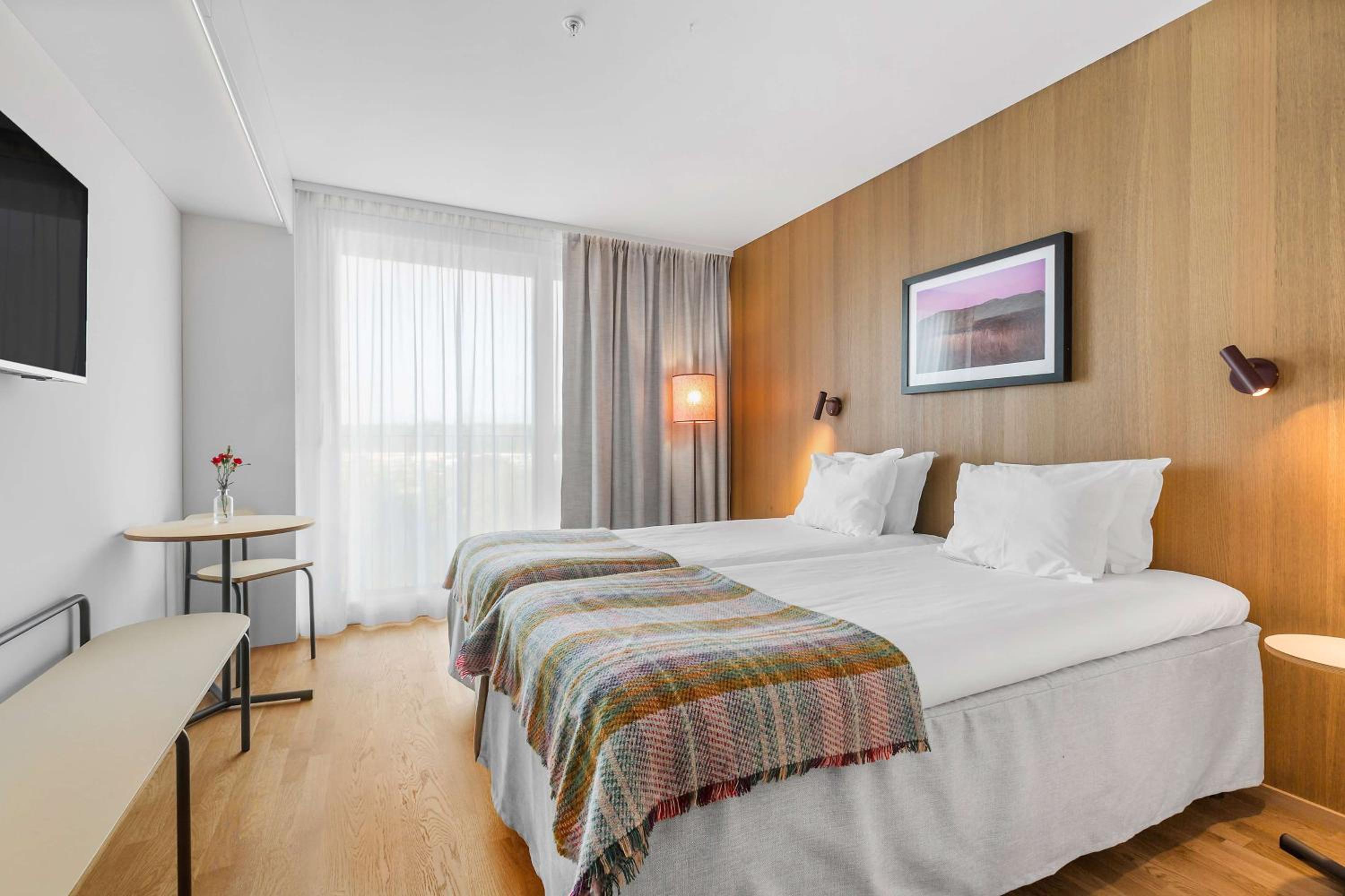 Standard Twin Room thumbnail 6