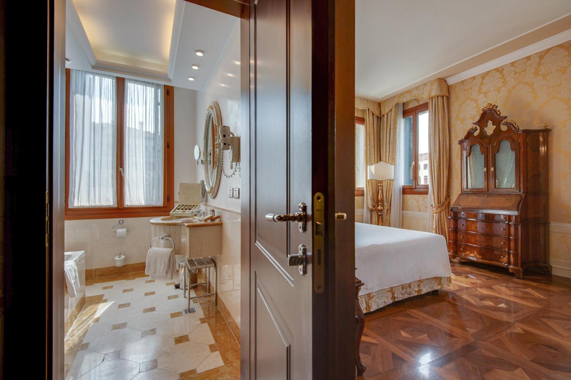 Junior Suite with Canal View photo 3