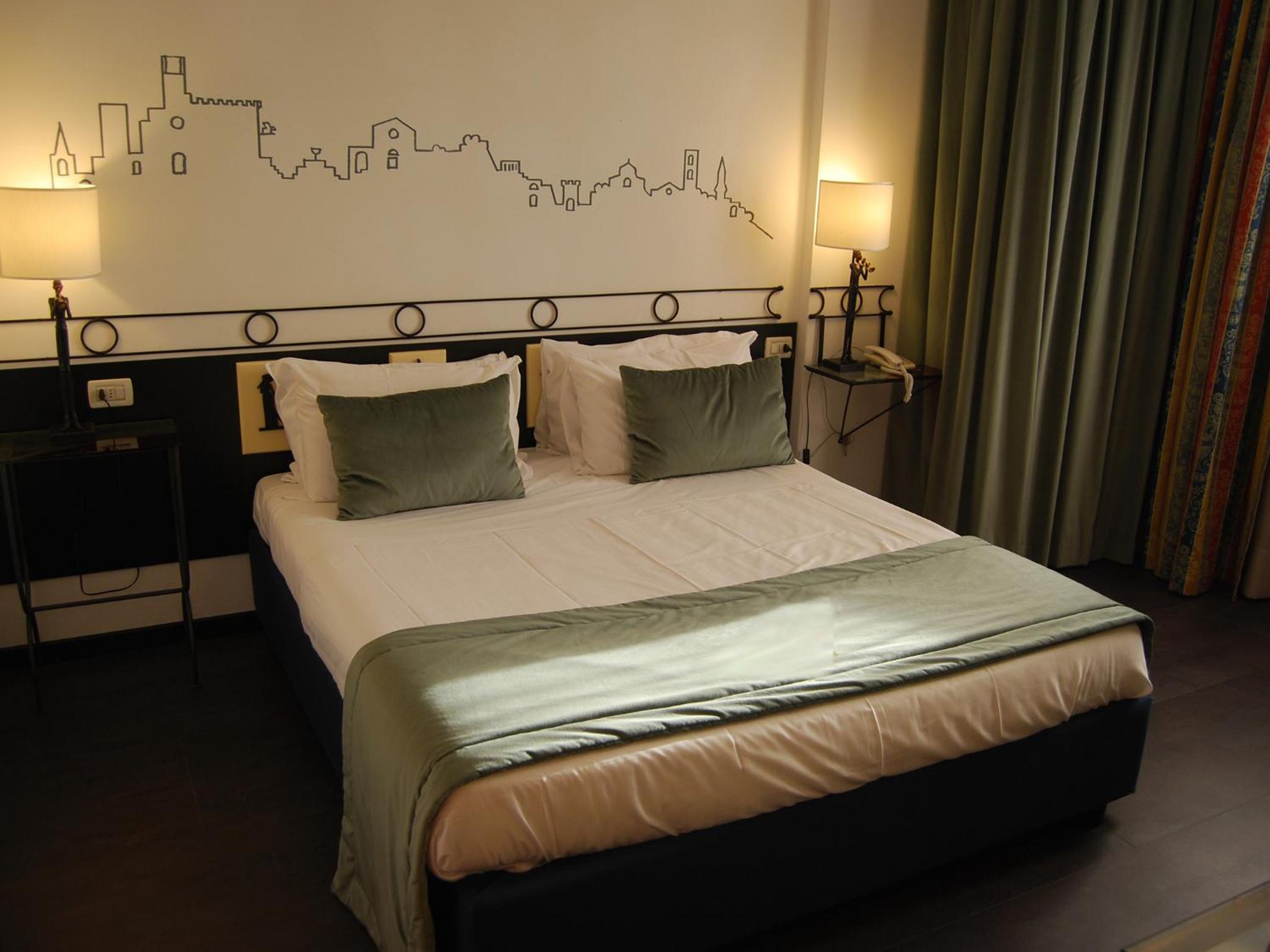 Suite - Photo 1