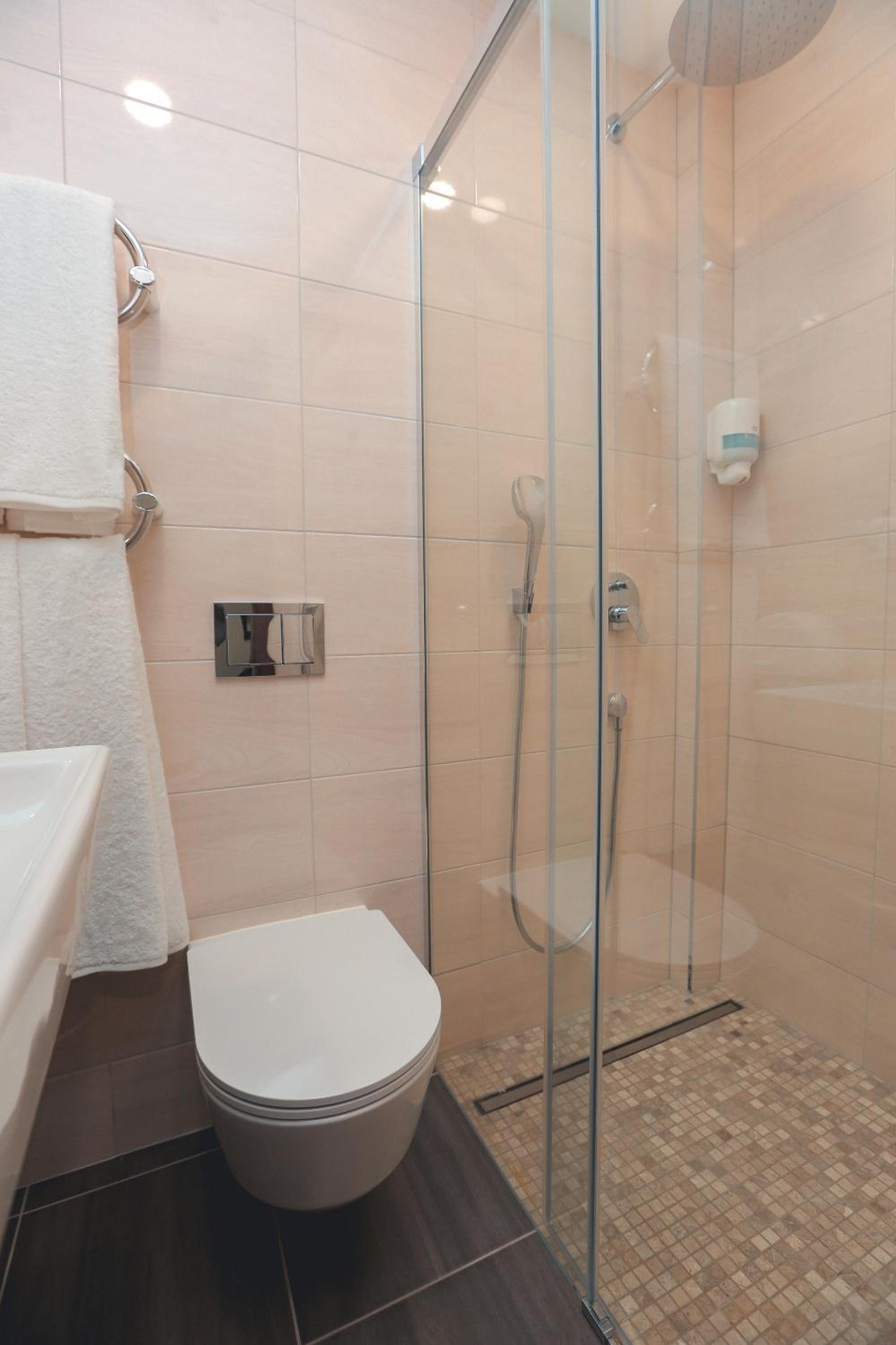 Small Twin Room - Photo 8