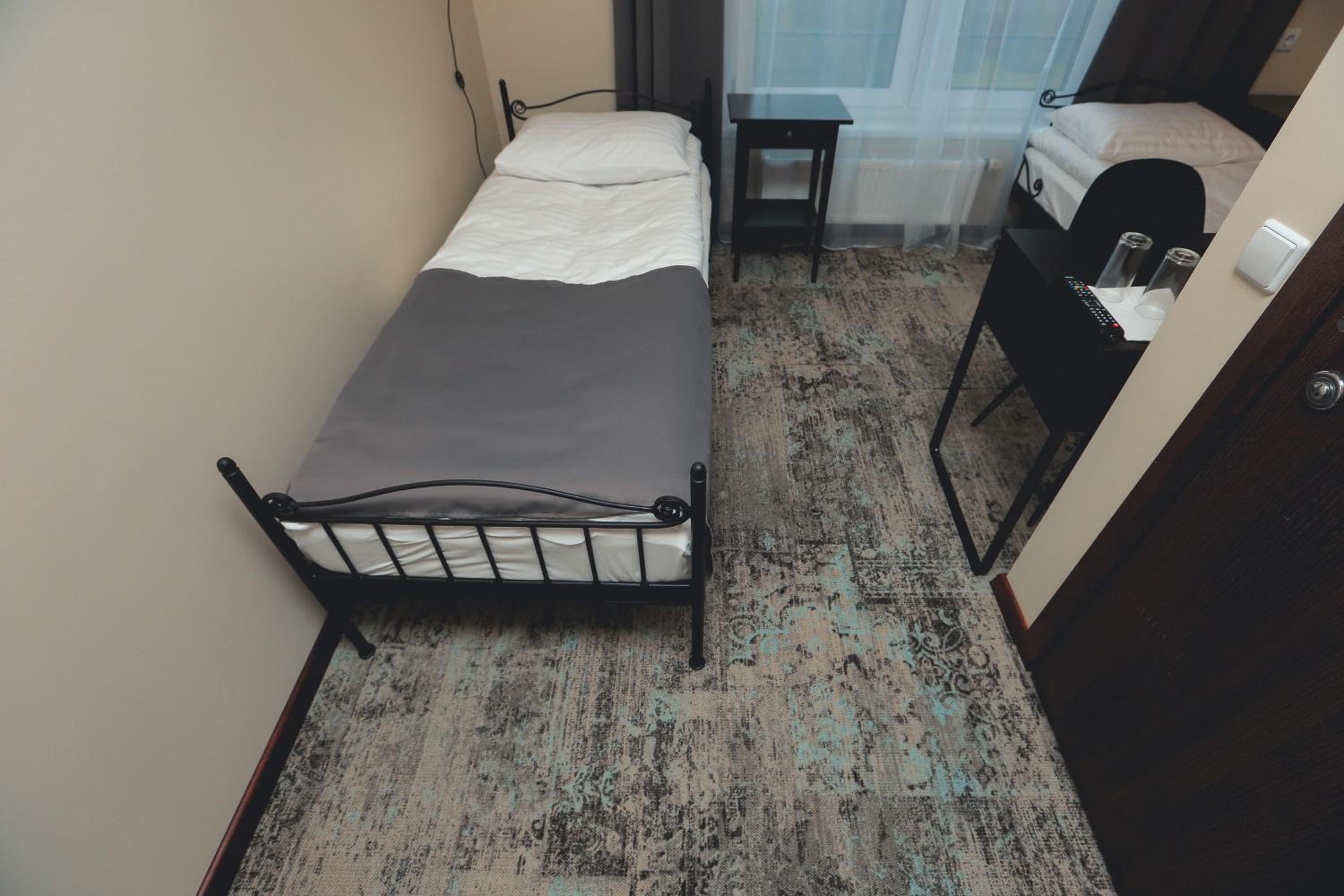 Small Twin Room - Photo 7