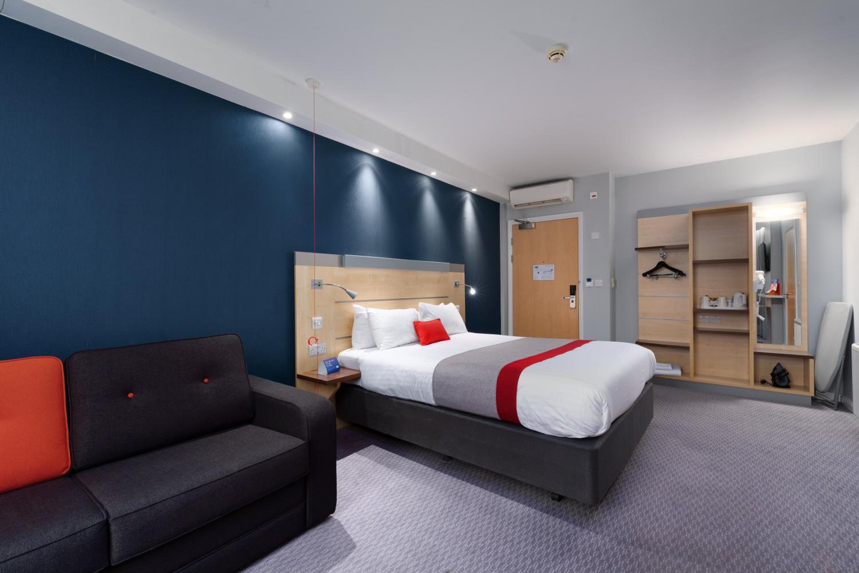 Double Room with Free Hot Breakfast - Wheelchair Accessible - Photo 5