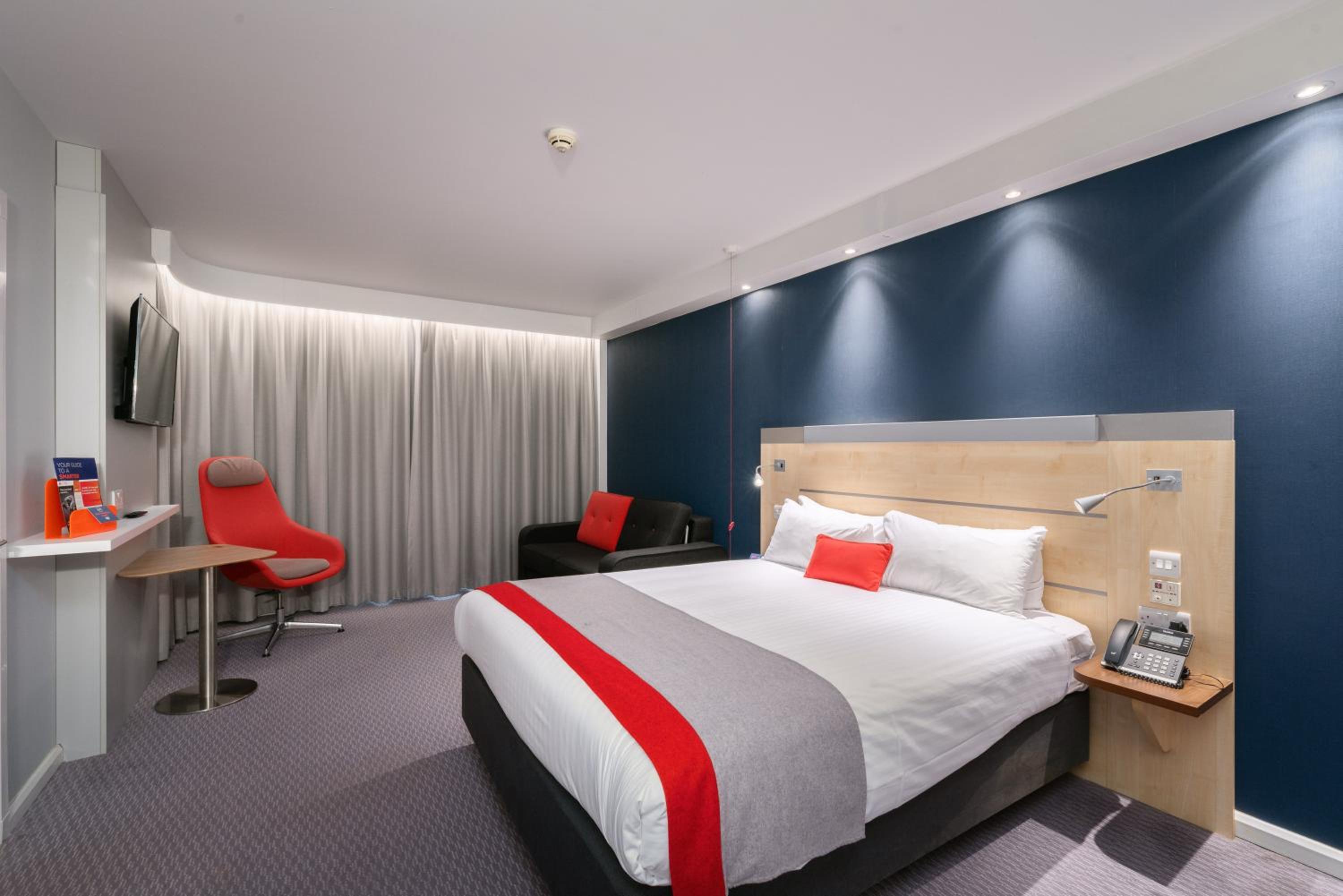 Double Room with Free Hot Breakfast - Wheelchair Accessible - Photo 1
