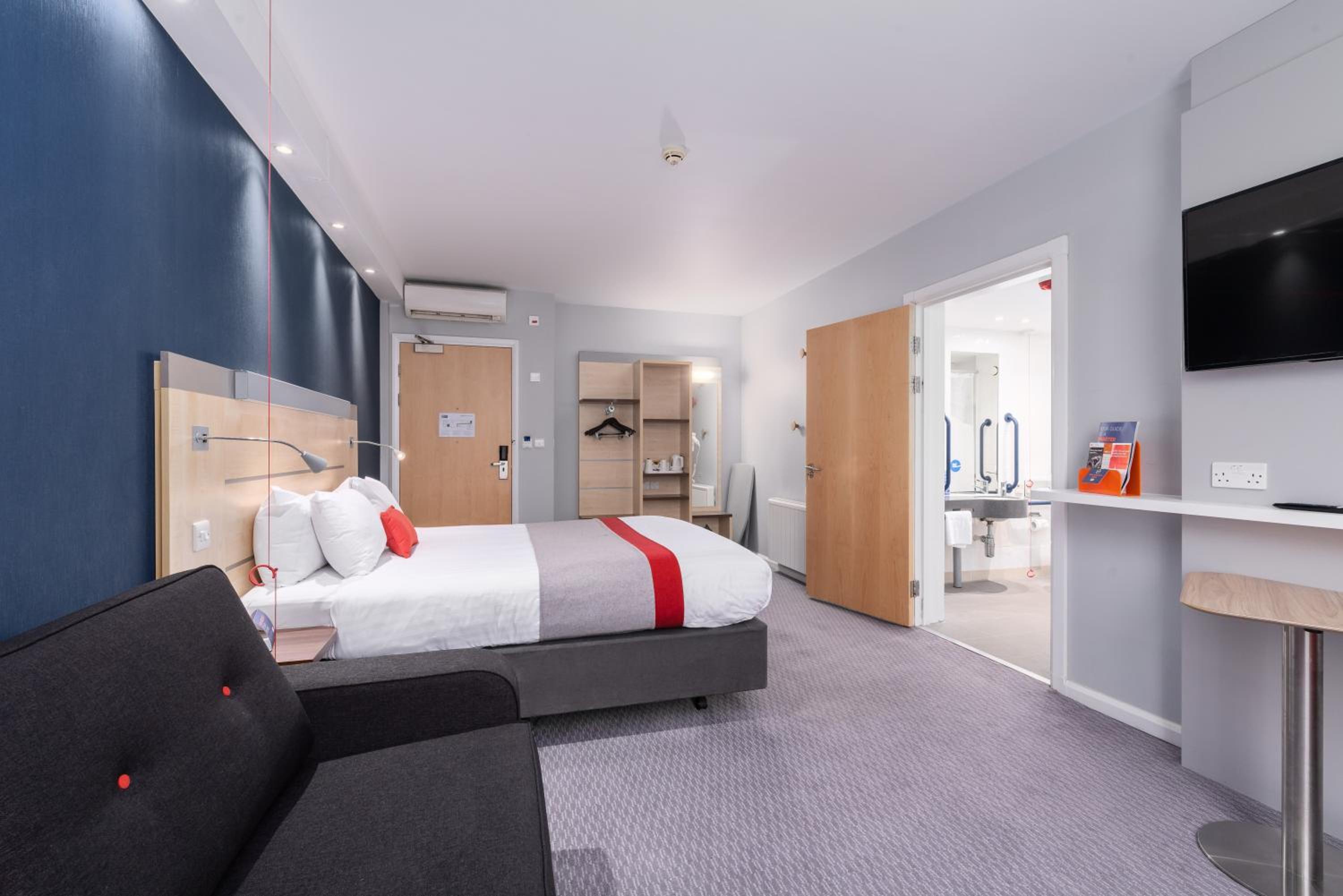 Double Room with Free Hot Breakfast - Wheelchair Accessible - Photo 6