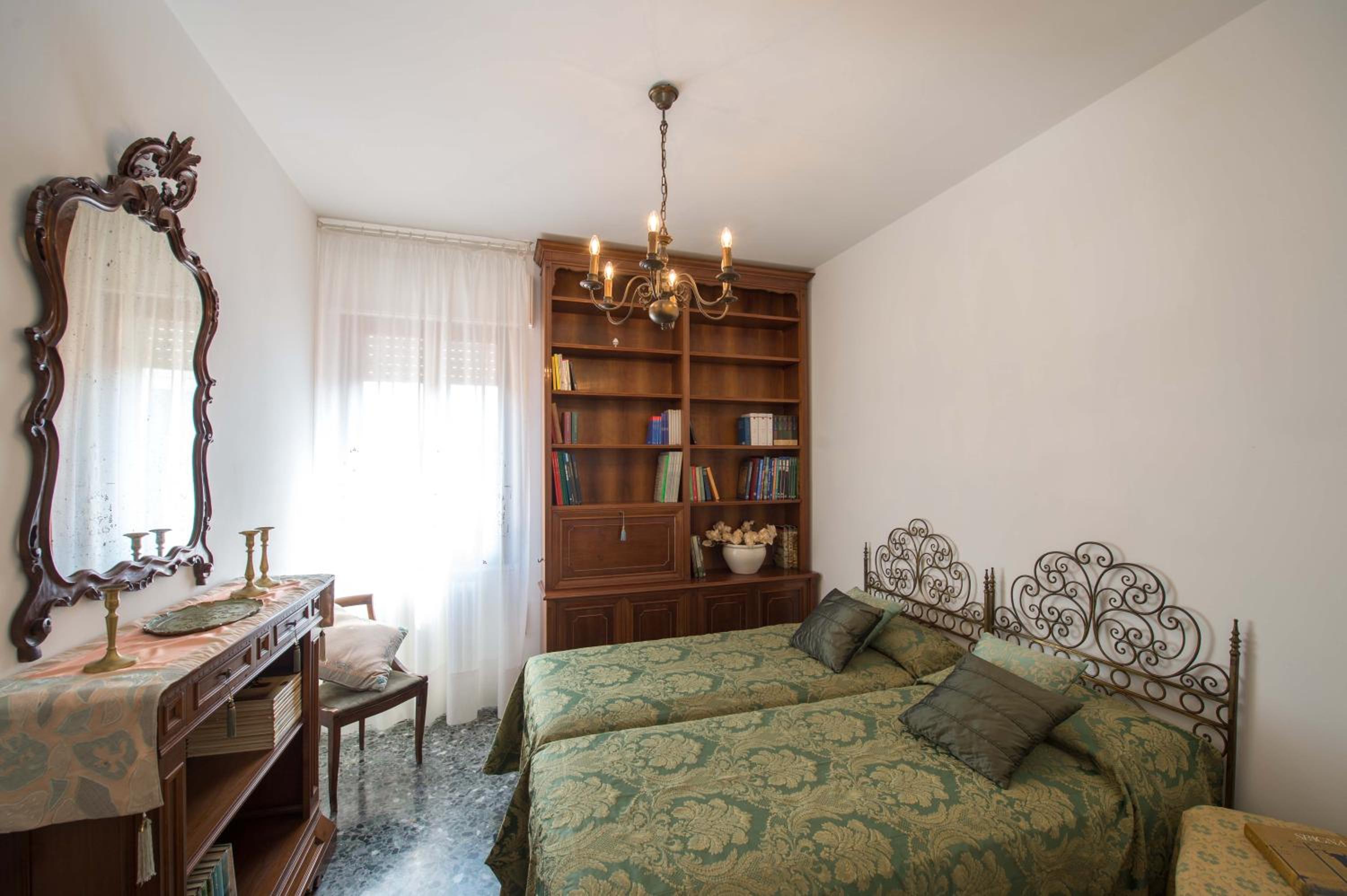 Apartment with Balcony photo 3