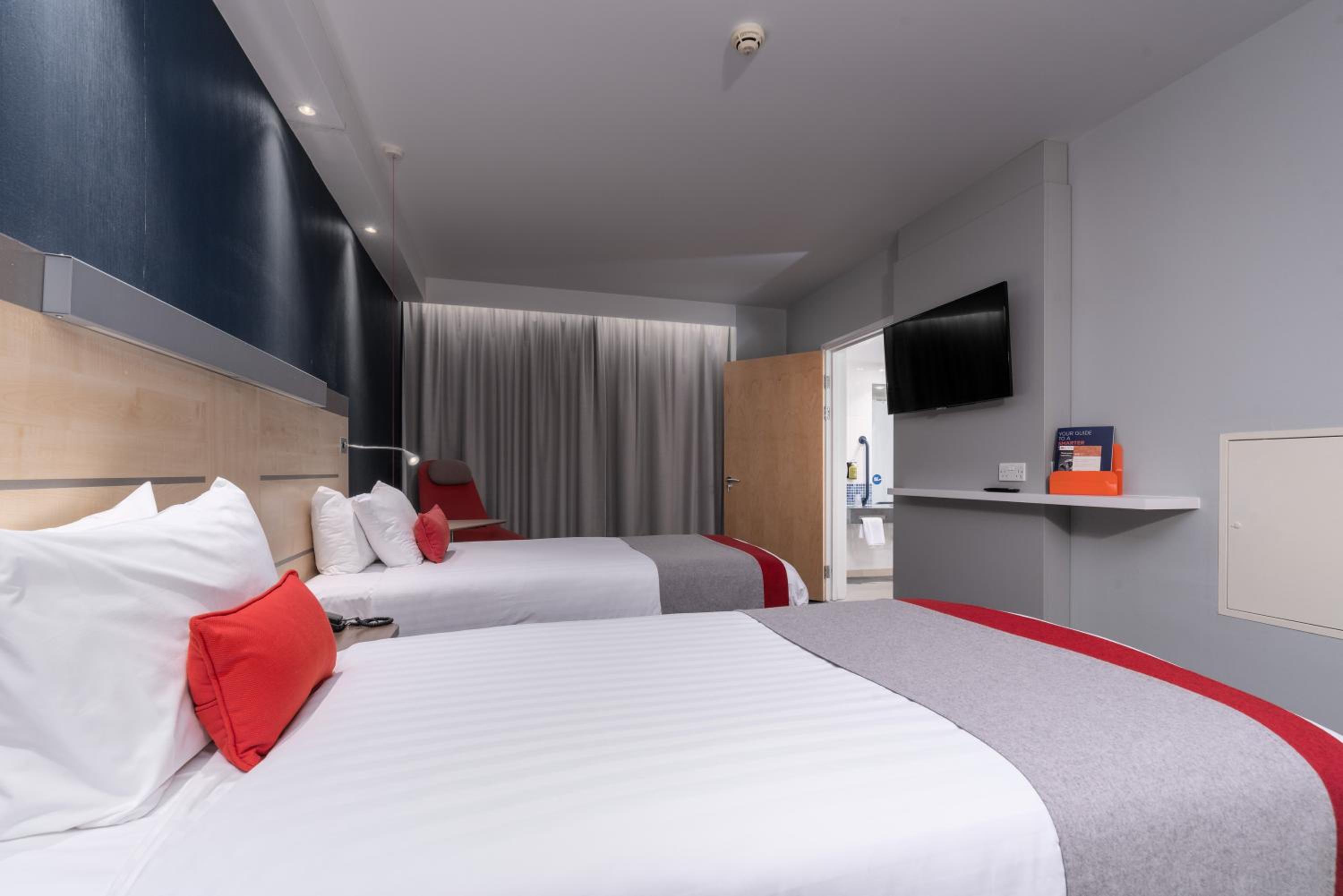 Standard Twin Room with Free Hot Breakfast - Accessible - Photo 2
