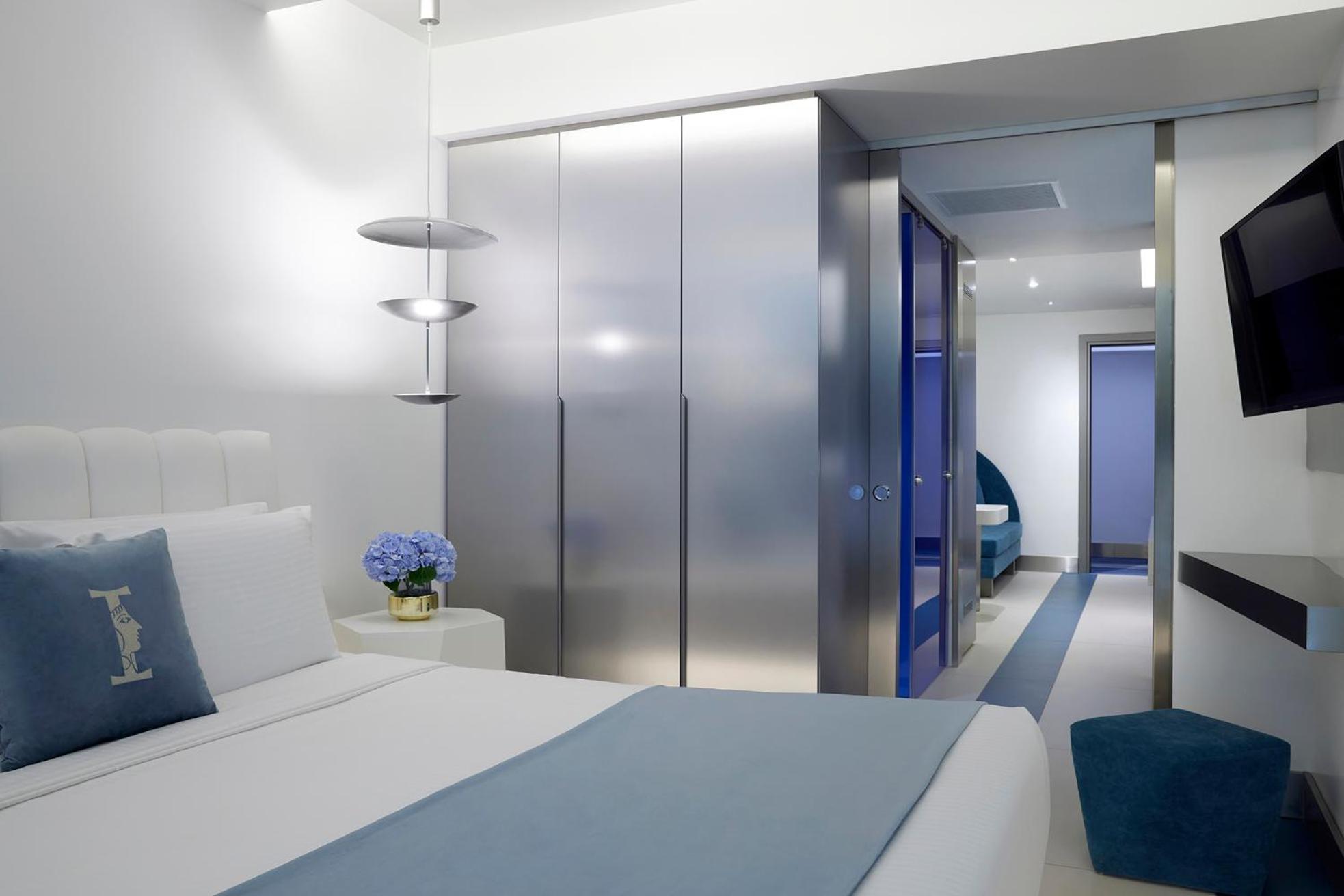 Silver Triple Open Plan Land View photo 3
