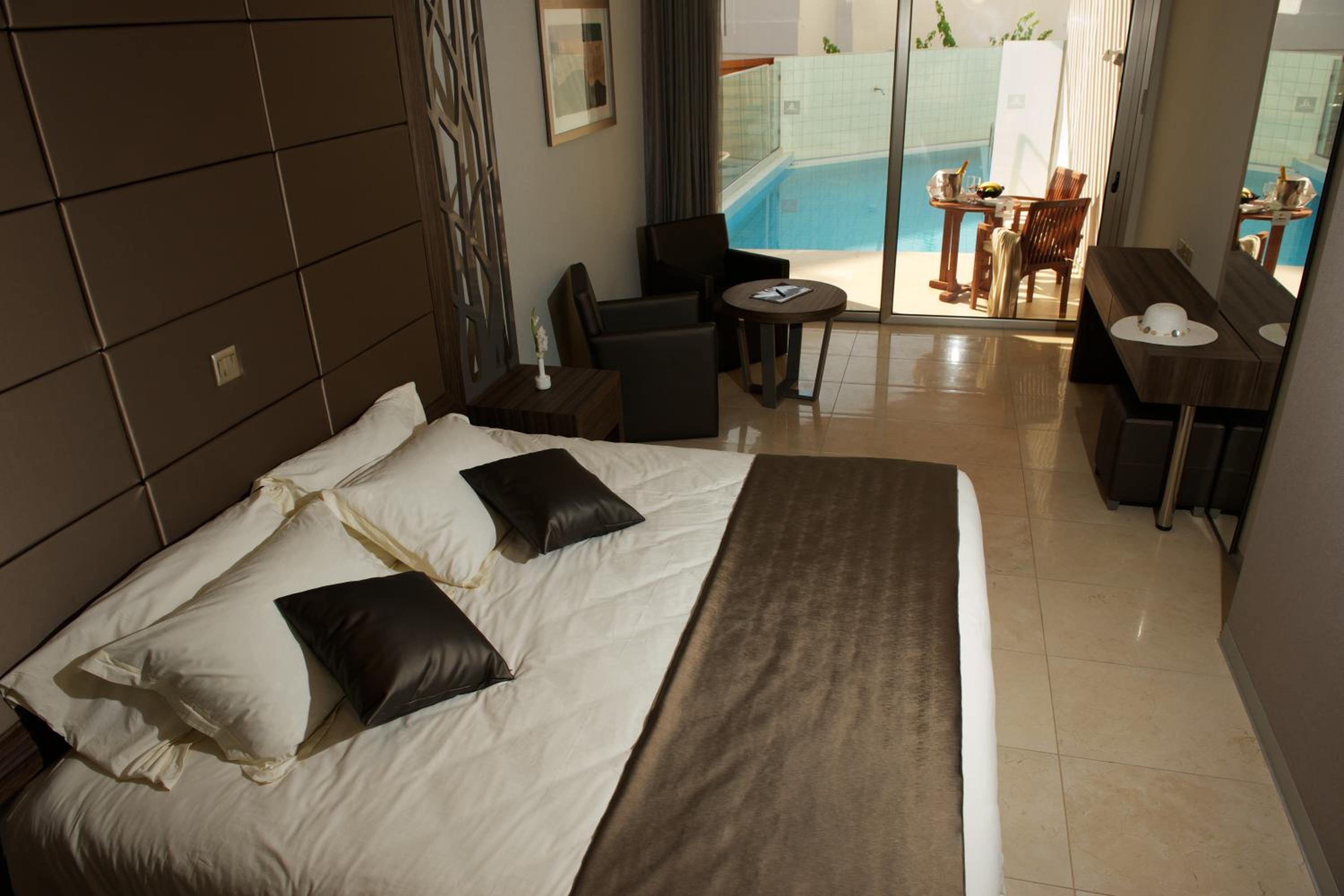Super Deluxe Room with Private Pool (16+ years old) - Photo 1