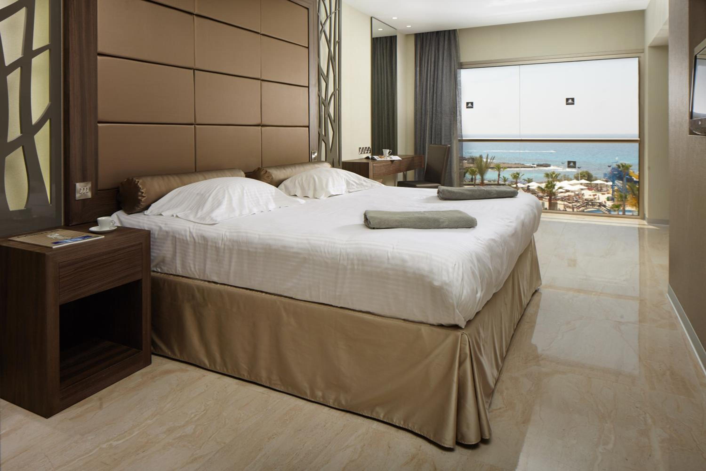 Deluxe Beachfront Suite (16+ years old) - Photo 1