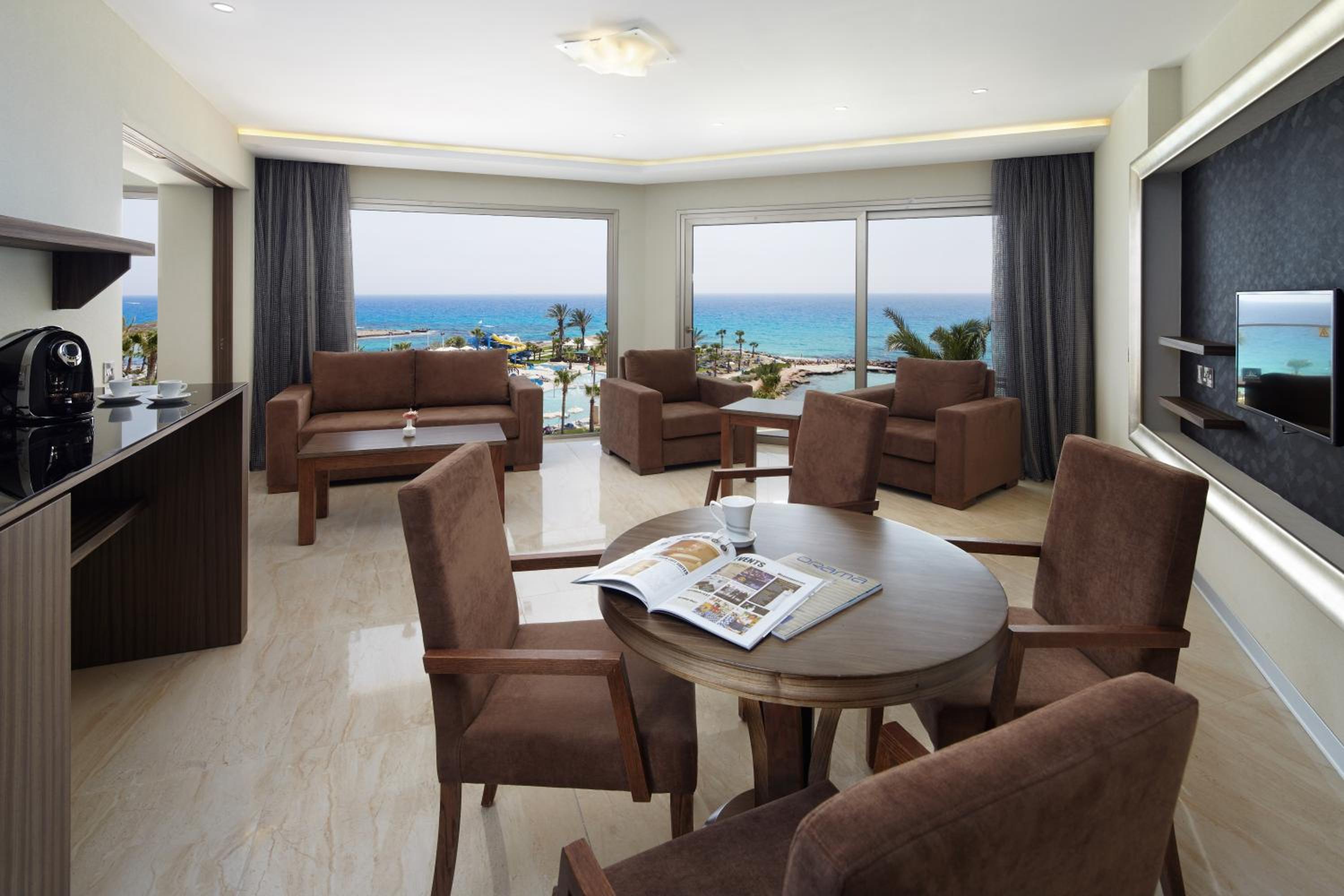 Deluxe Beachfront Suite (16+ years old) - Photo 4