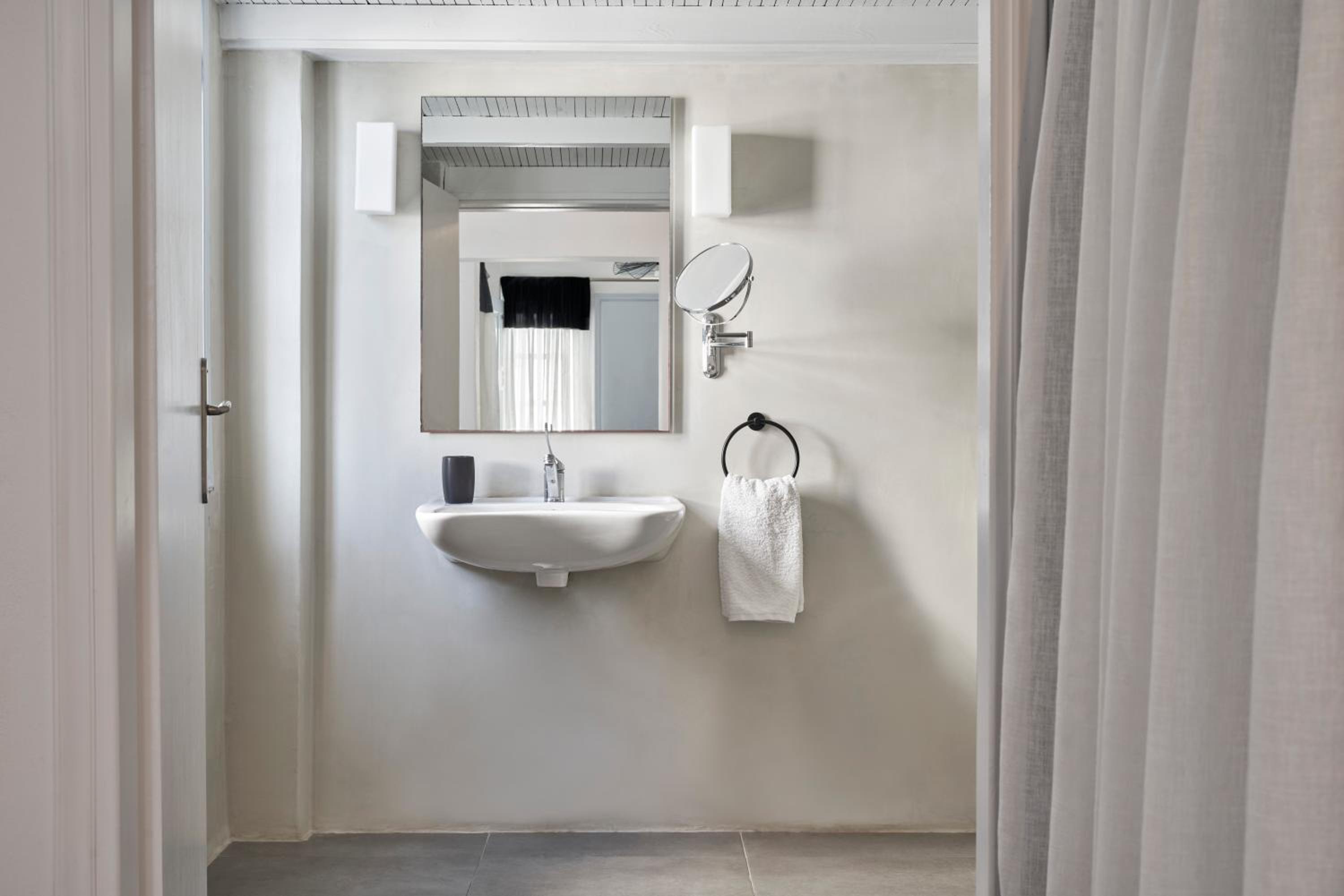 Superior Room with Caldera View (Accessible Room) - Photo 8