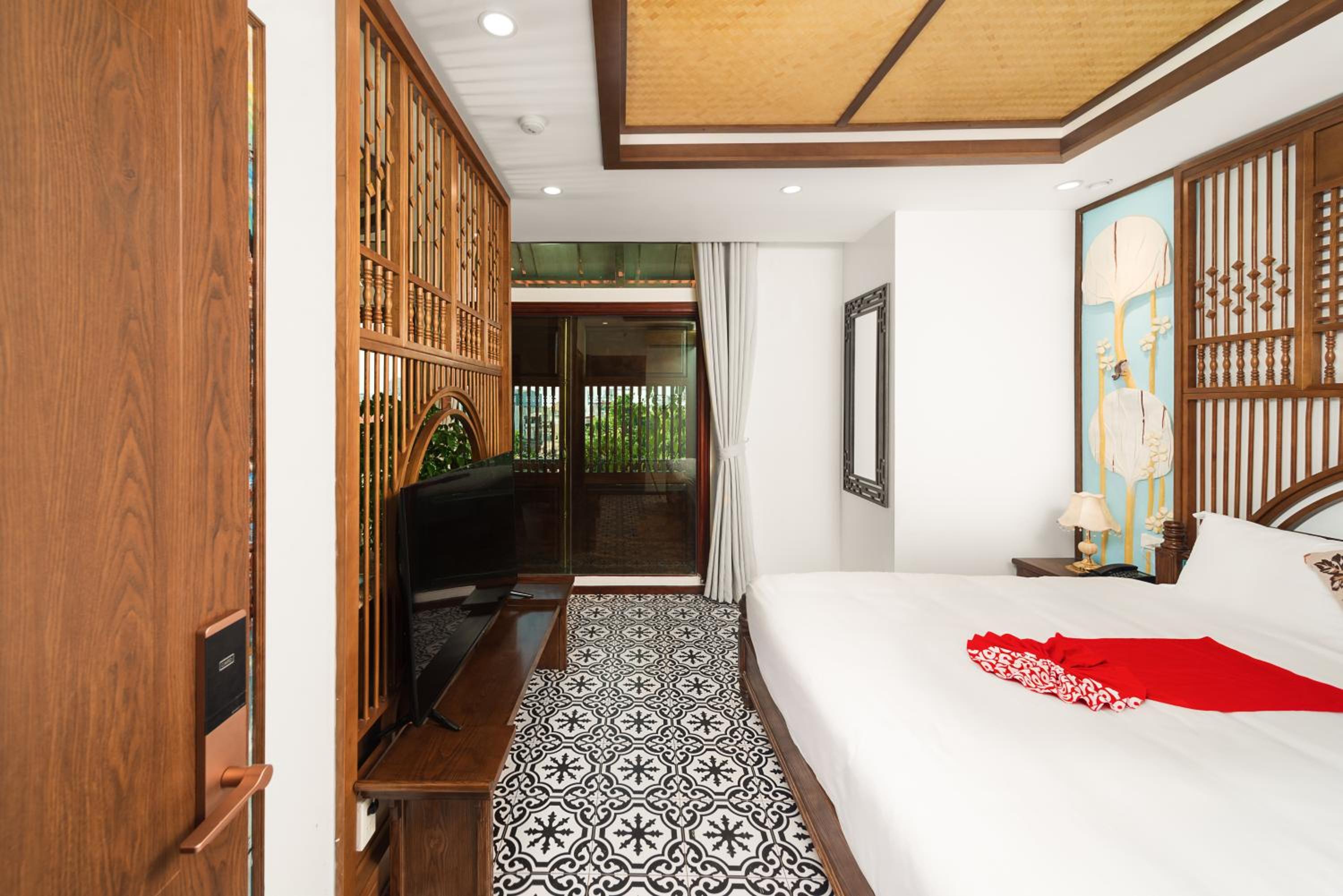 King Suite with Bathtub photo 3