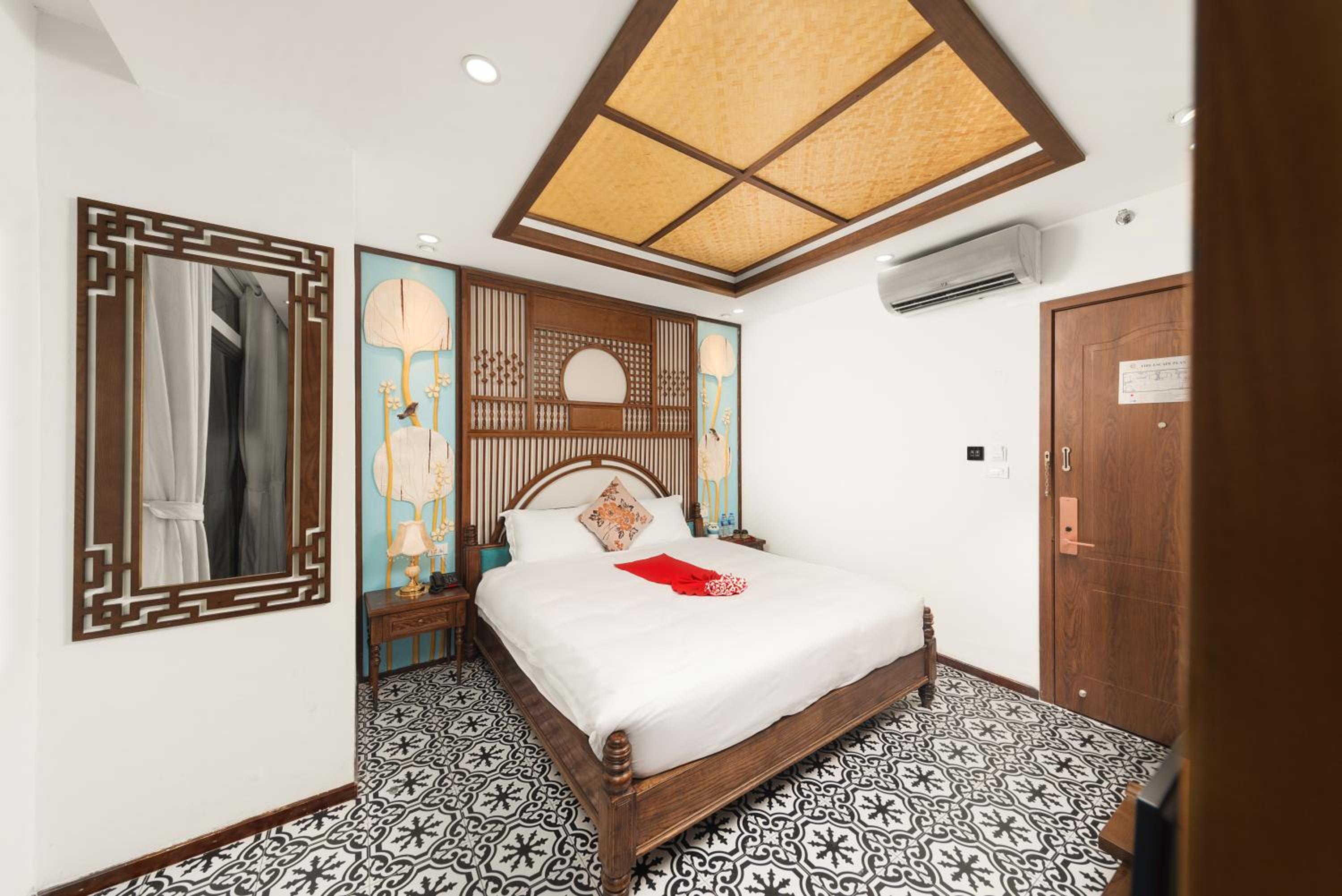 King Suite with Bathtub photo 2