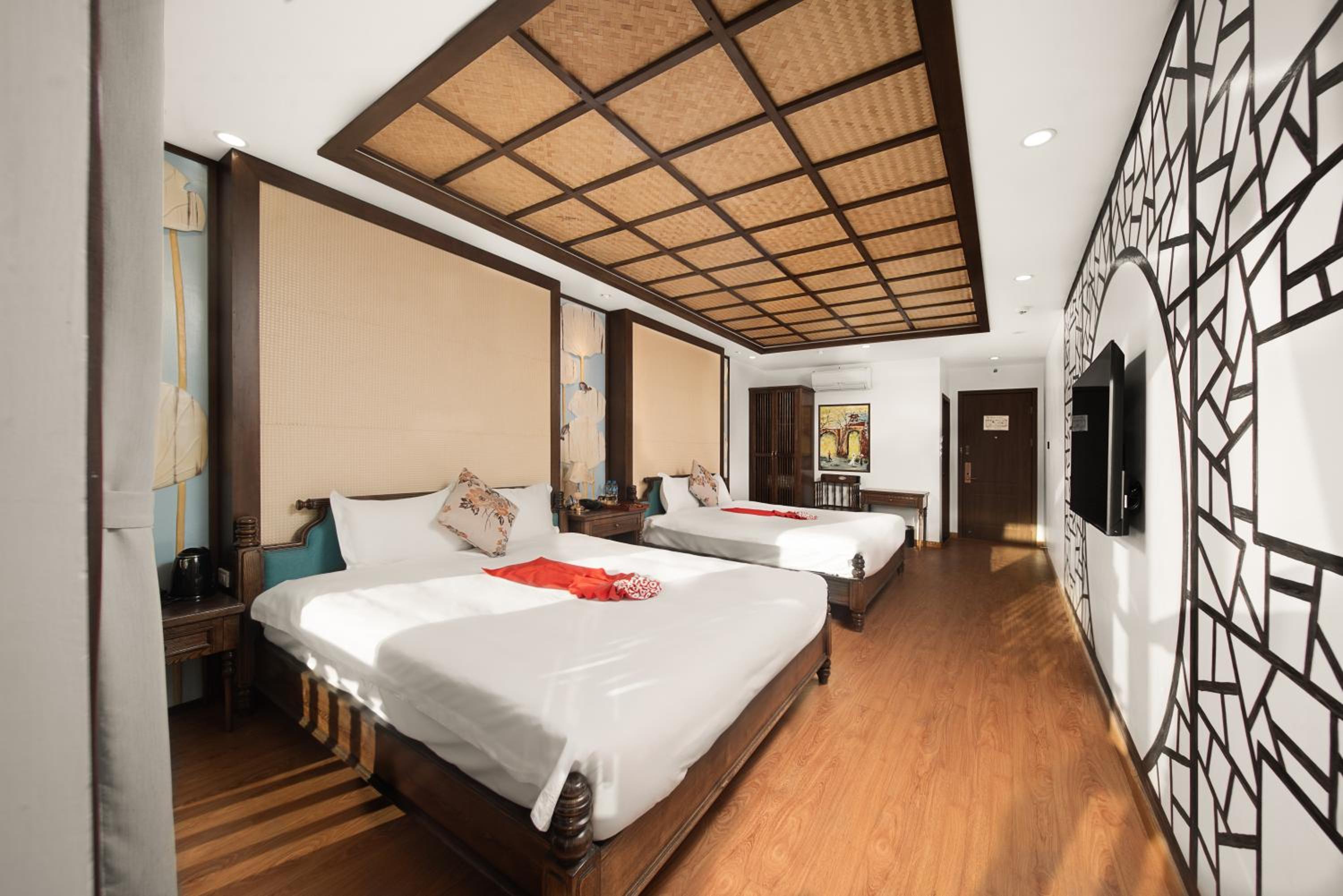 Executive Family Room with Balcony photo 2