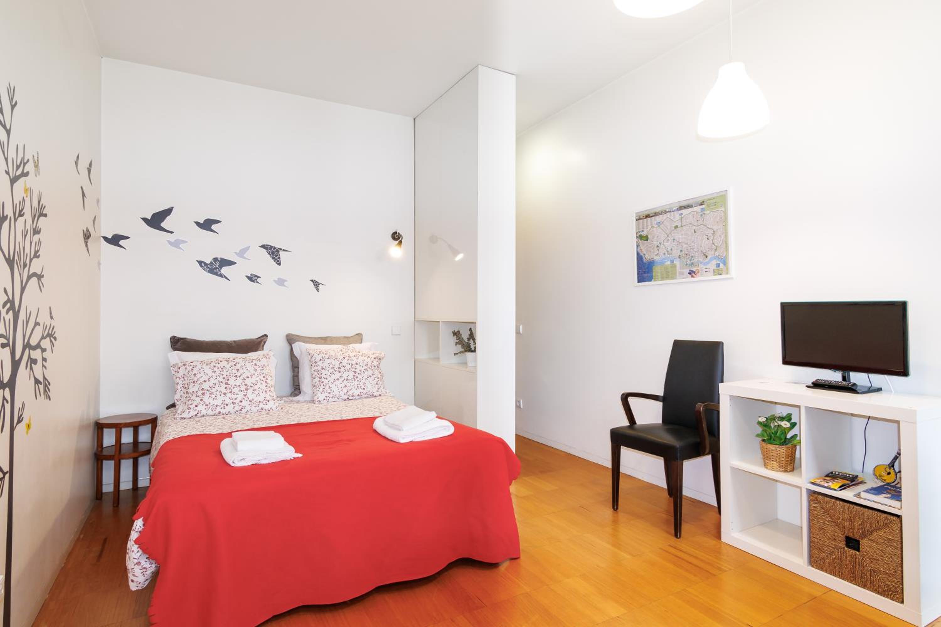Studio with Balcony and Street View