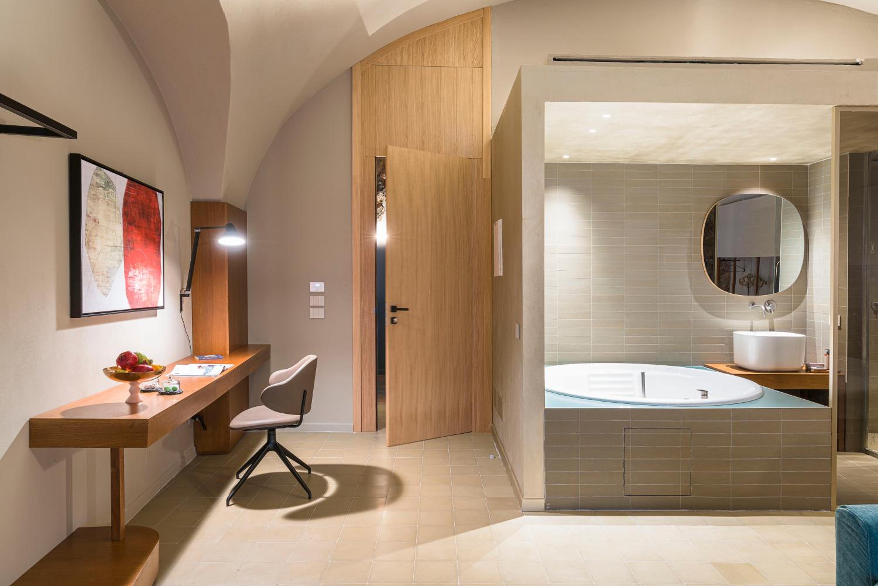 Deluxe Suite with Spa Bath - Photo 16