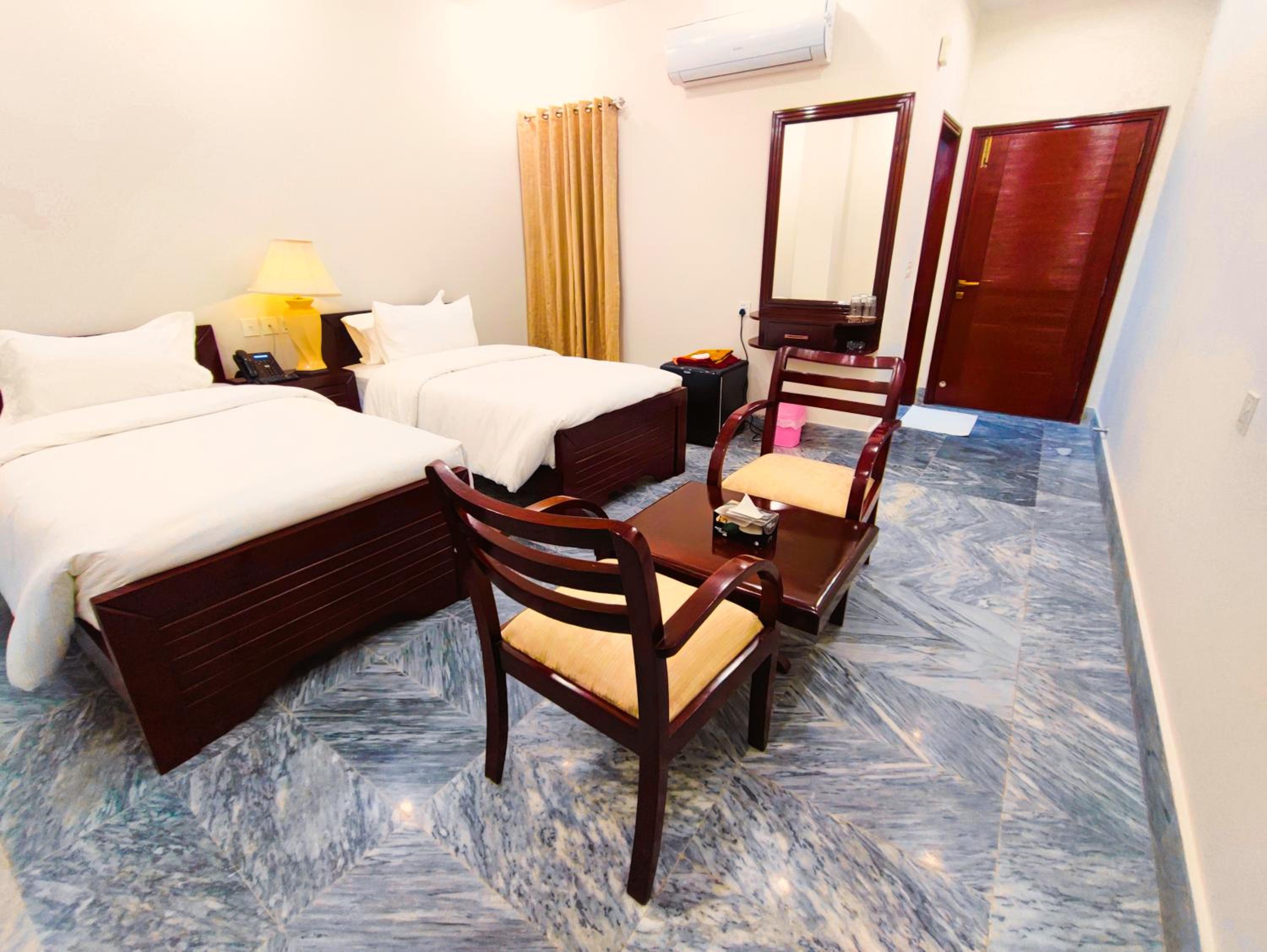 Standard Twin Room - Photo 4