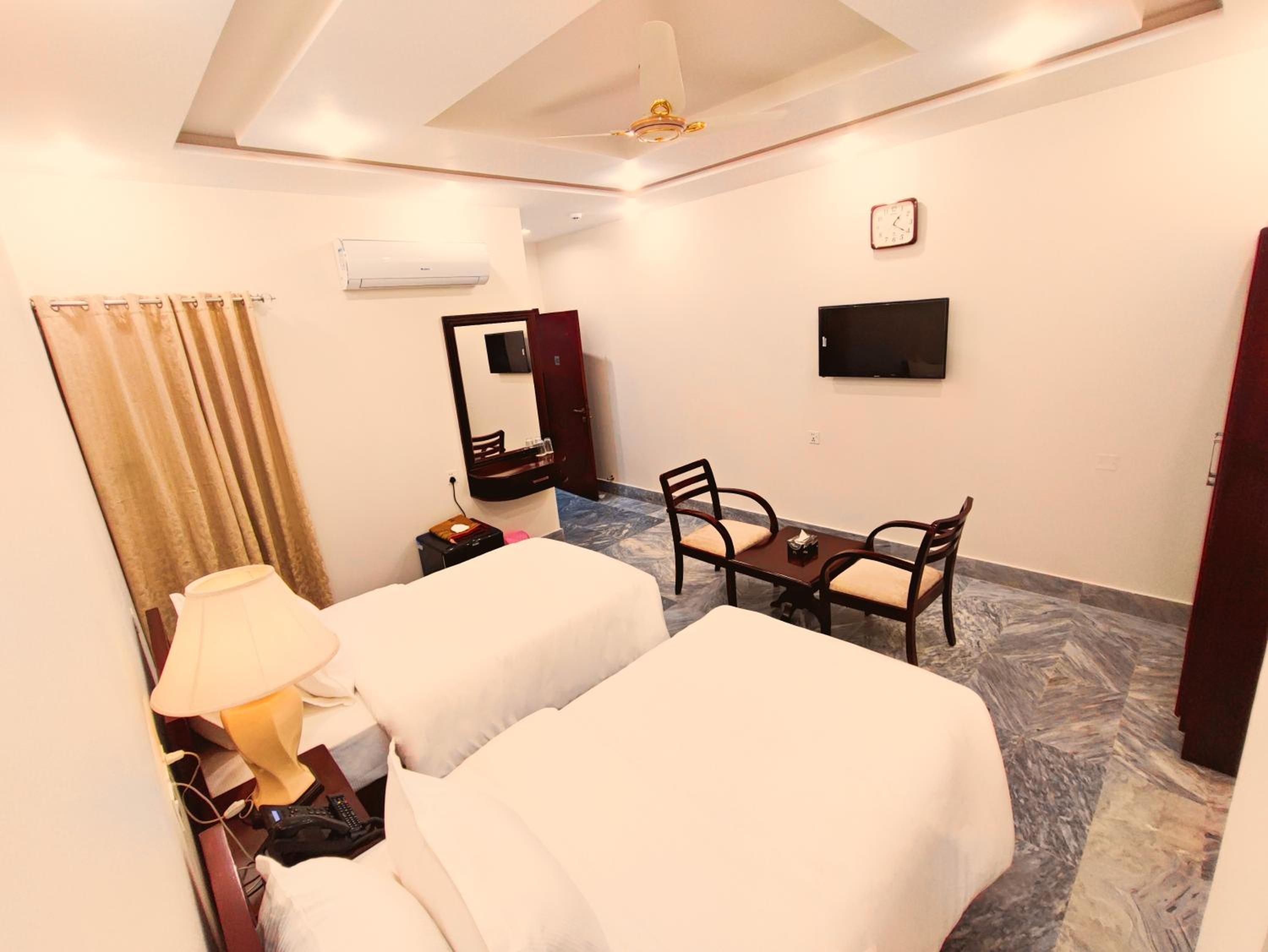Standard Twin Room - Photo 2