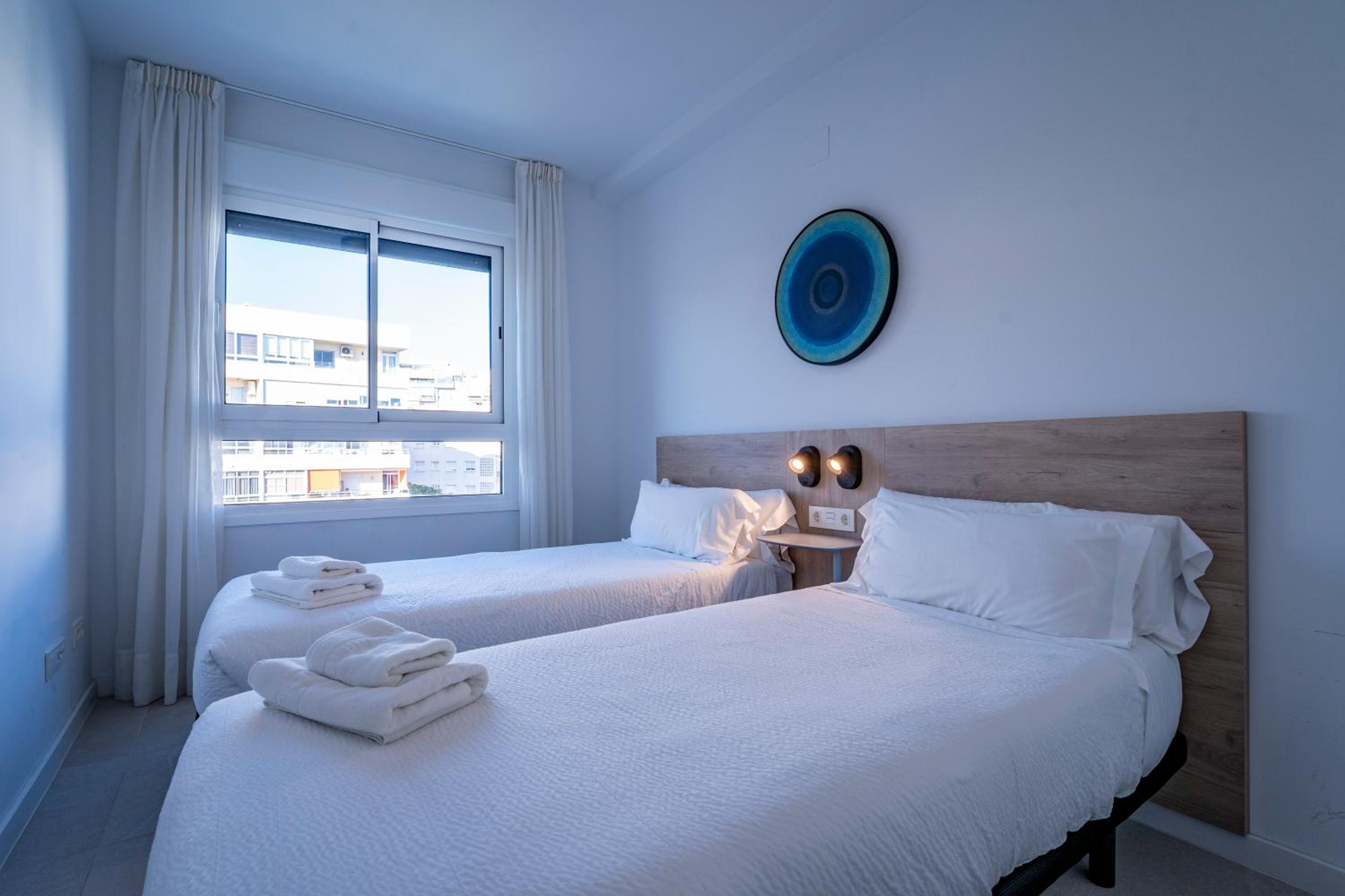 Three-Bedroom Apartment with Sea View - Photo 13