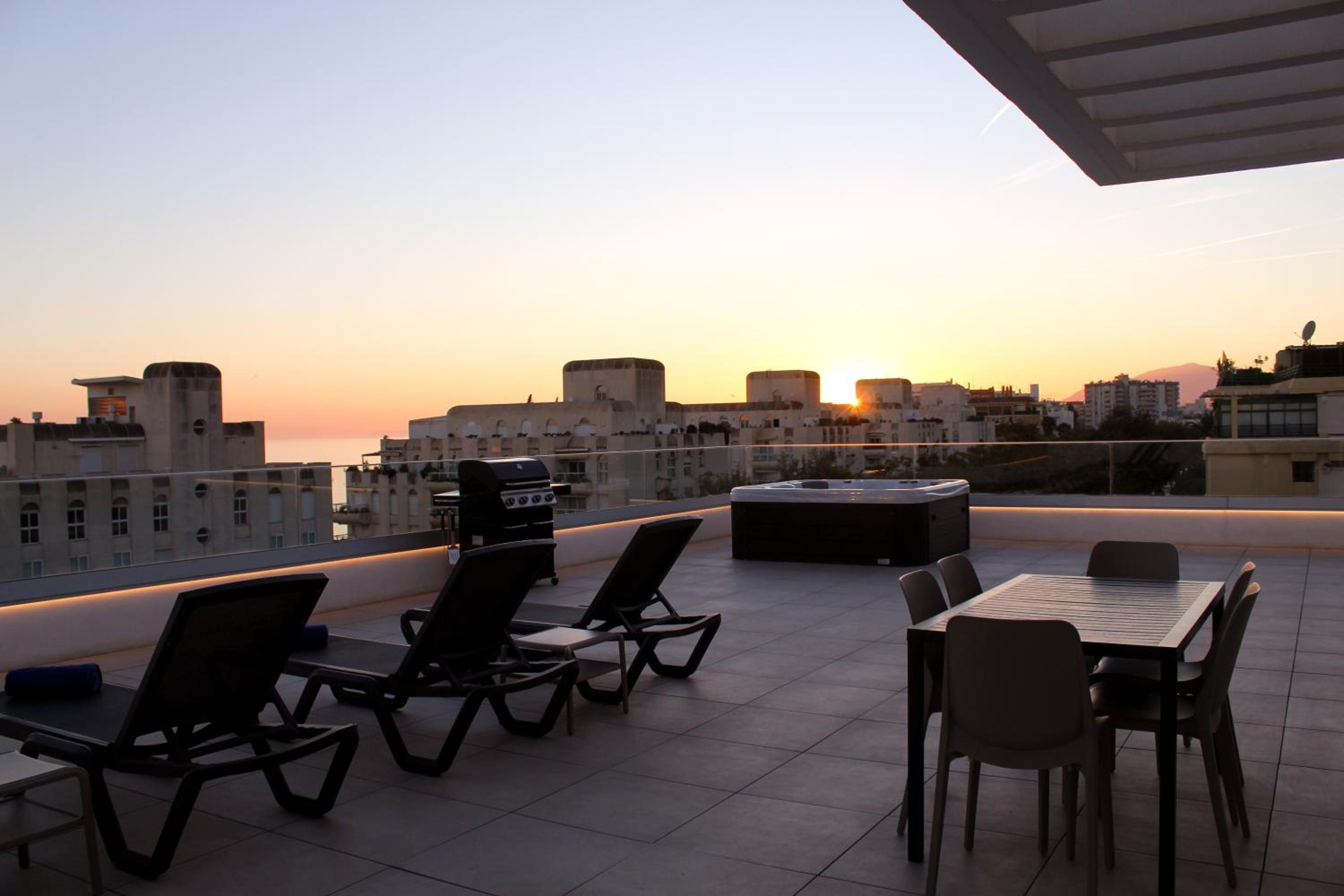 Penthouse Apartment - Photo 33