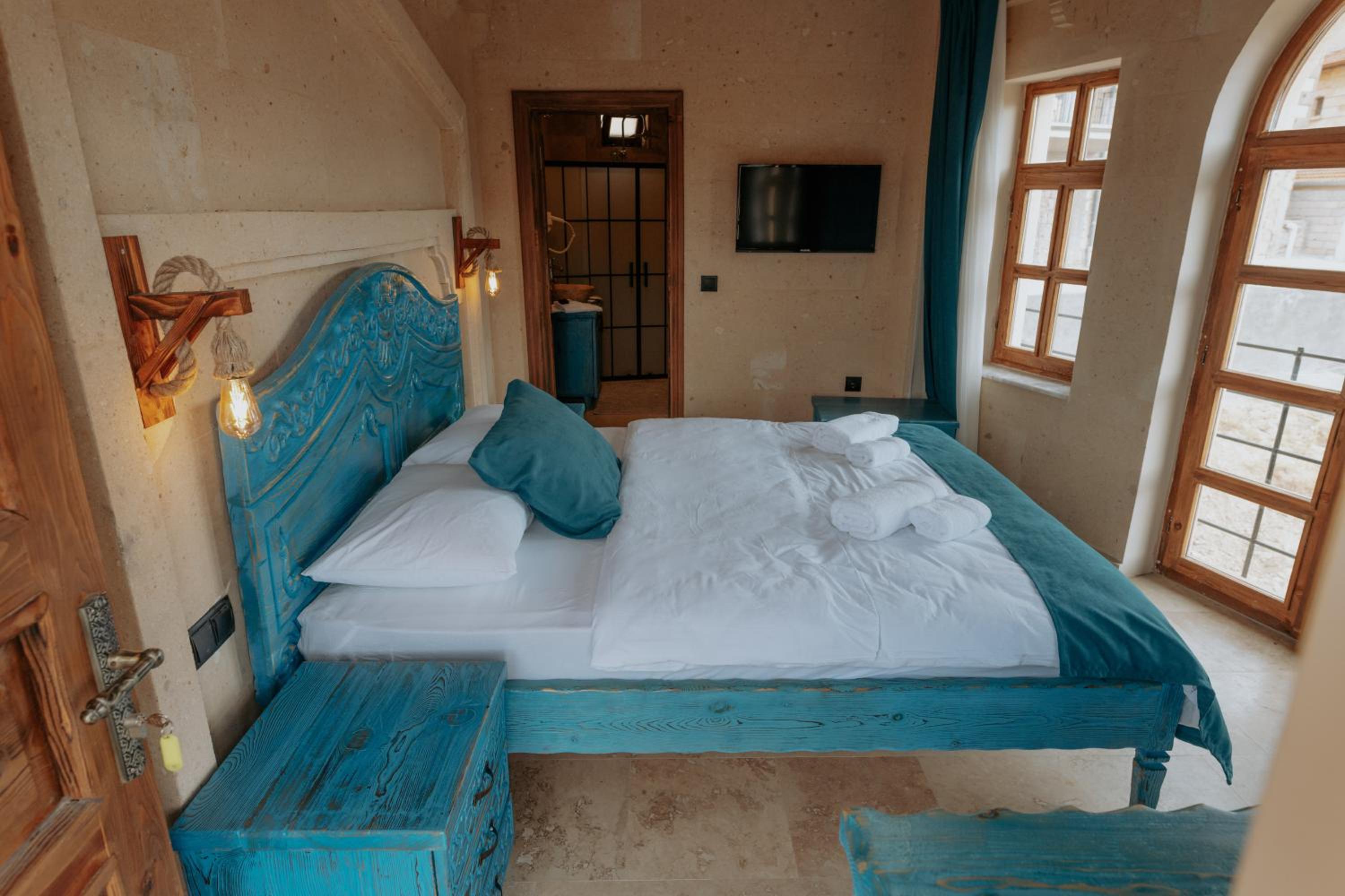 Standard Double Room - Photo 13