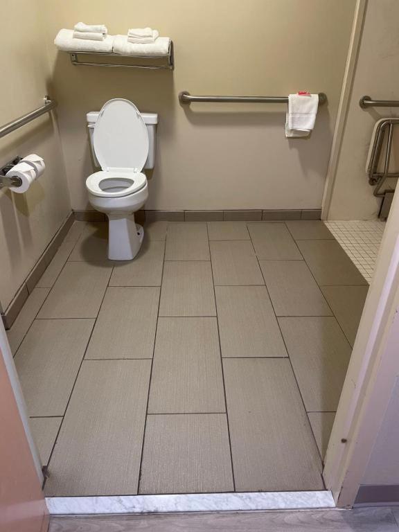 King Room - Disability Access/Non-Smoking - Photo 3