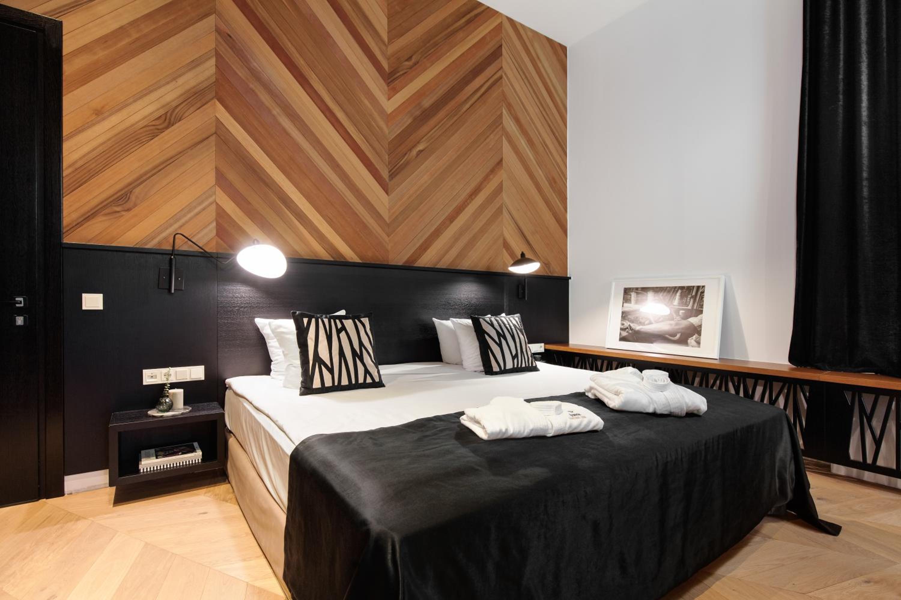 Deluxe Queen Suite with Spa Access
