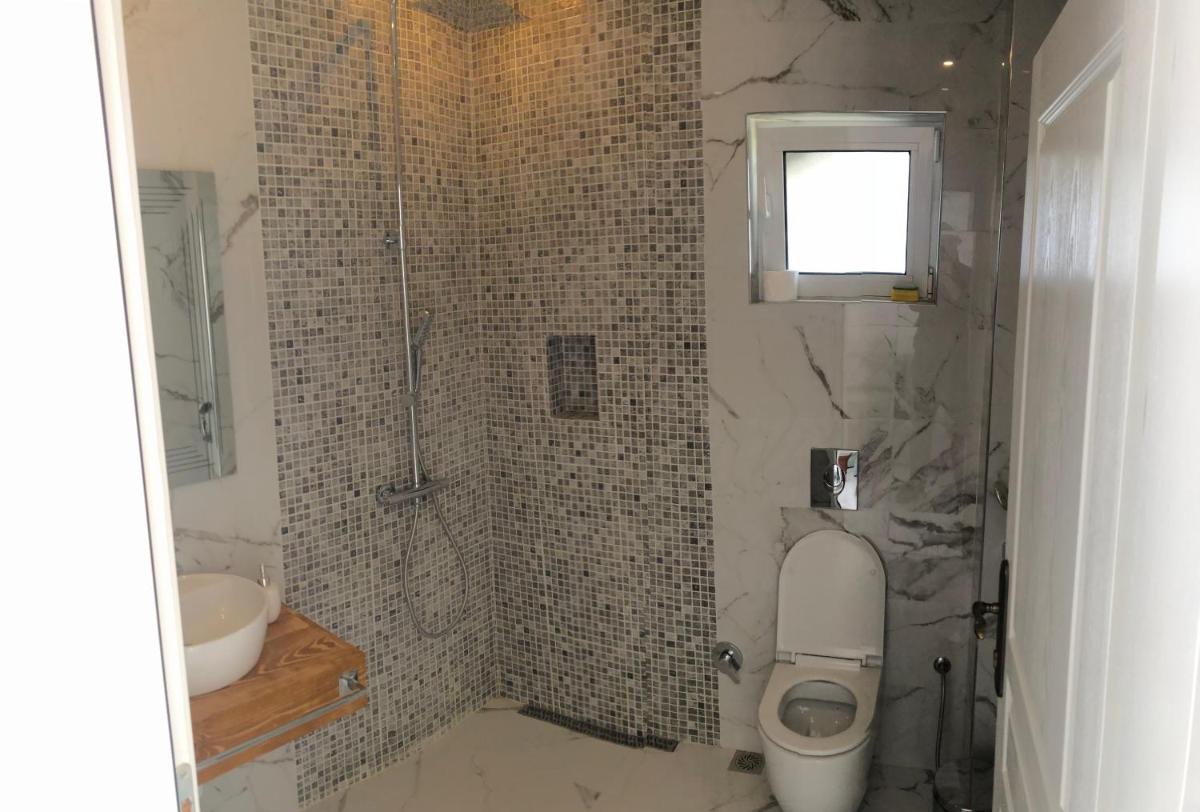 Deluxe Room (2 Adults + 1 Child)