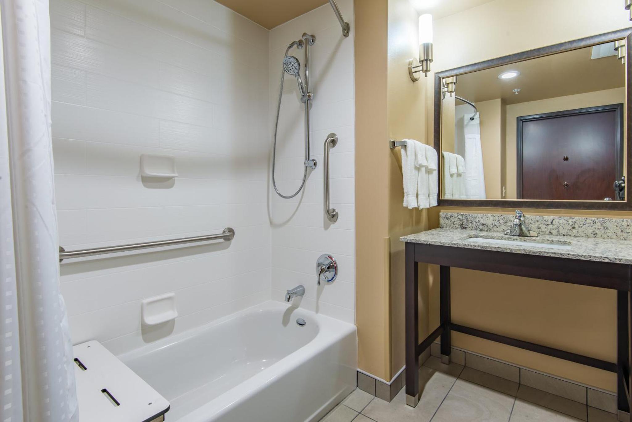 Standard Queen Room with Two Queen Beds and Mobility Accessible Tub photo 2