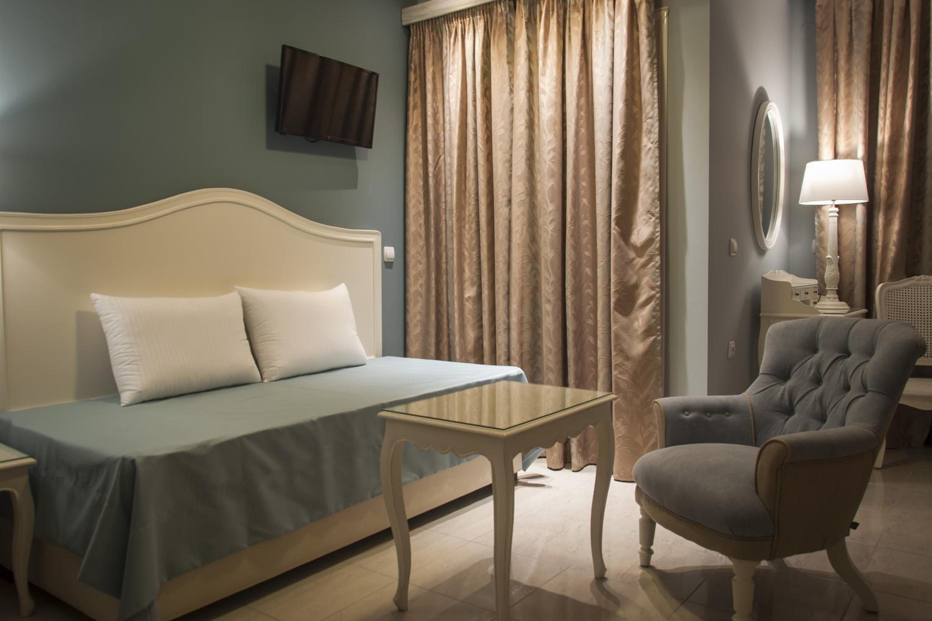 Suite with Spa Bath - Photo 2