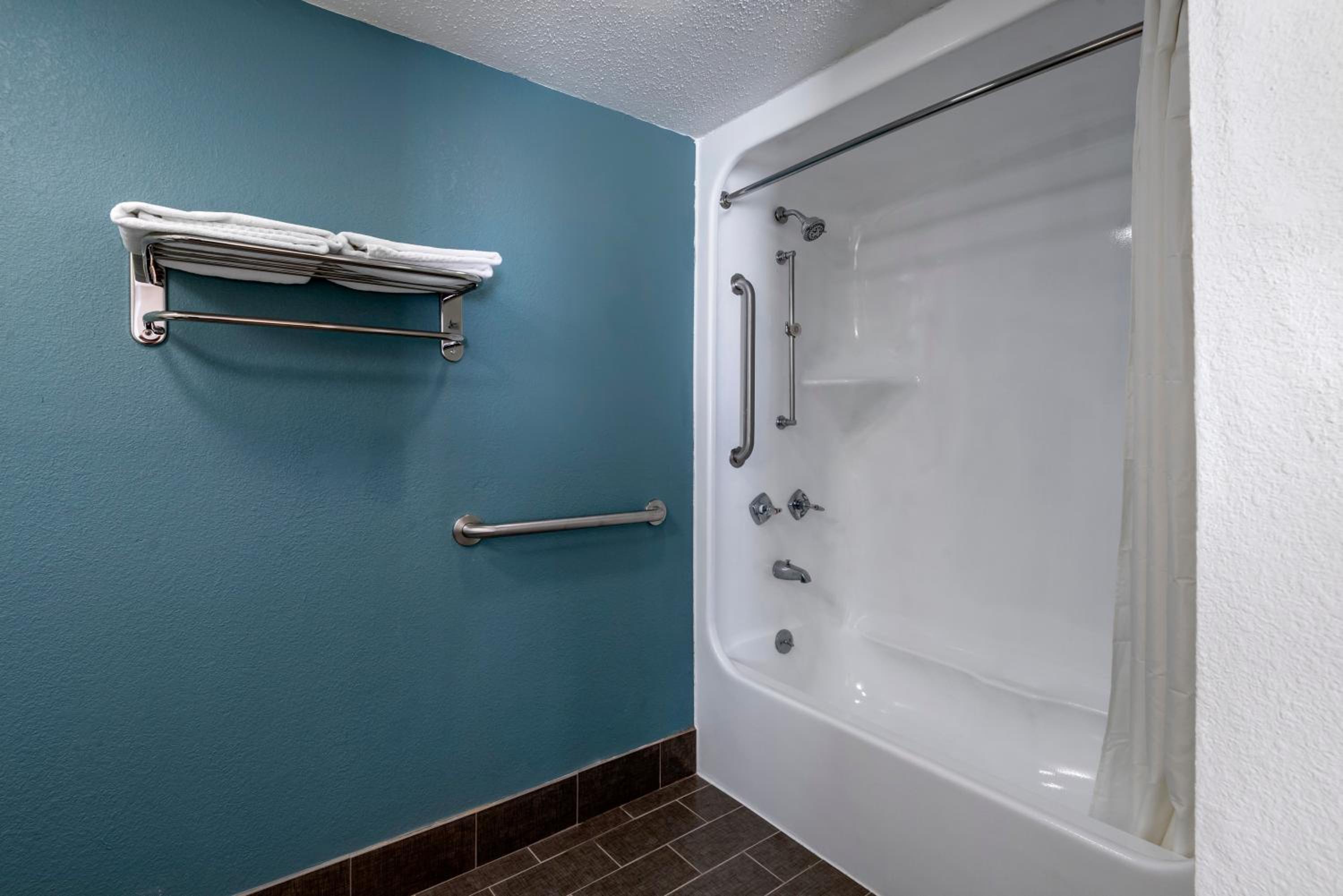 King Room - Accessible/Non-Smoking - Photo 4