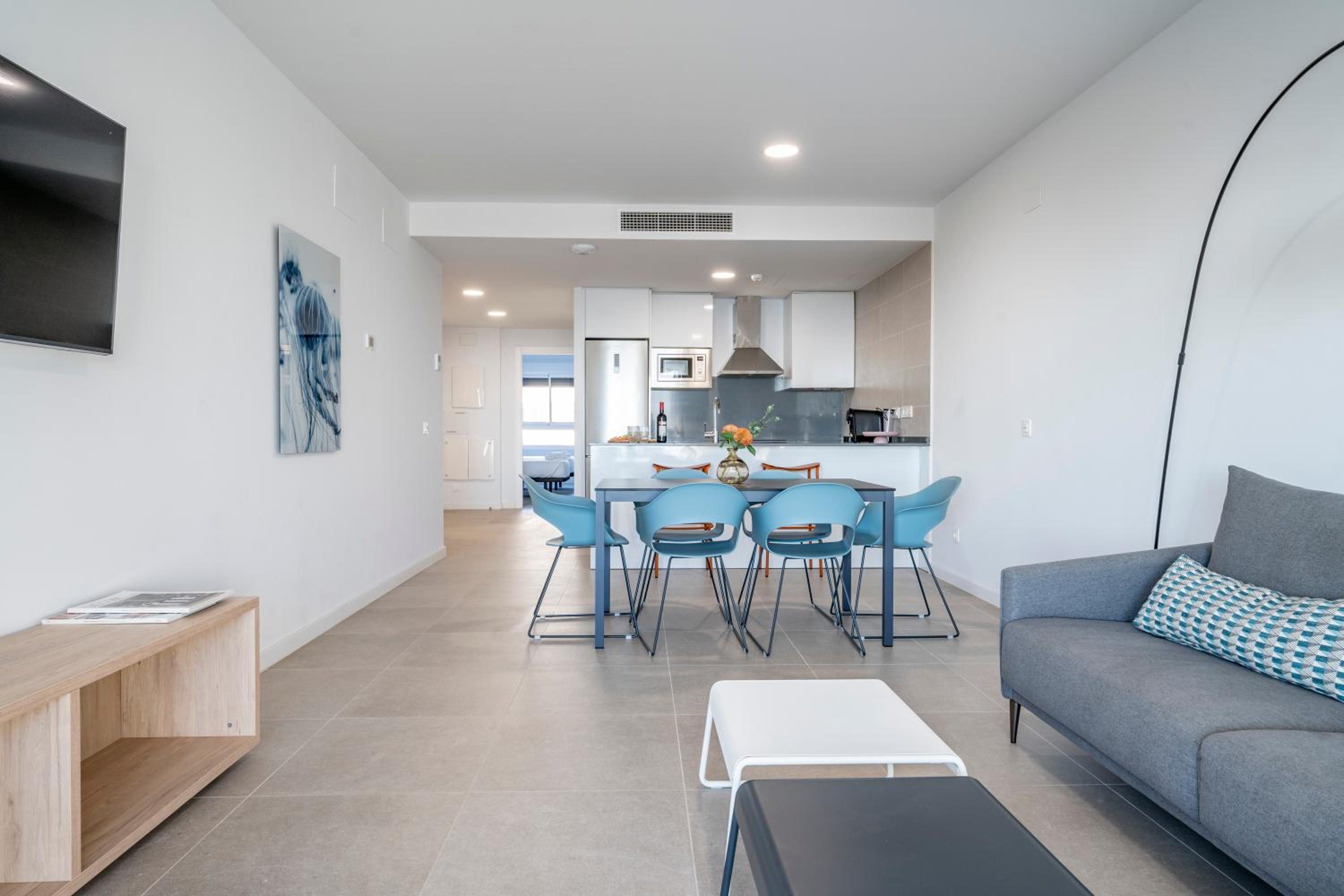 Three-Bedroom Apartment with Sea View - Photo 3
