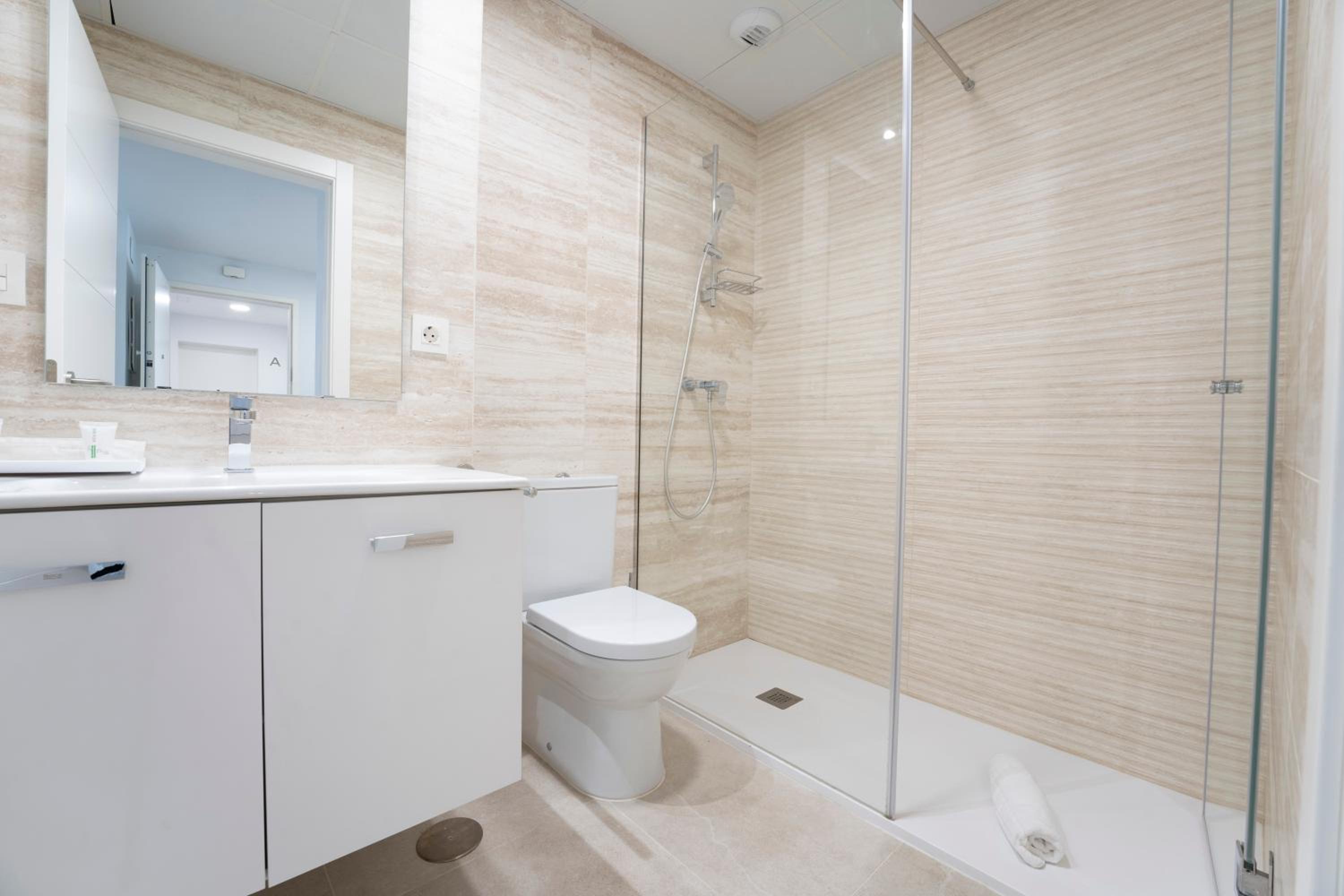 Three-Bedroom Apartment with Sea View - Photo 14
