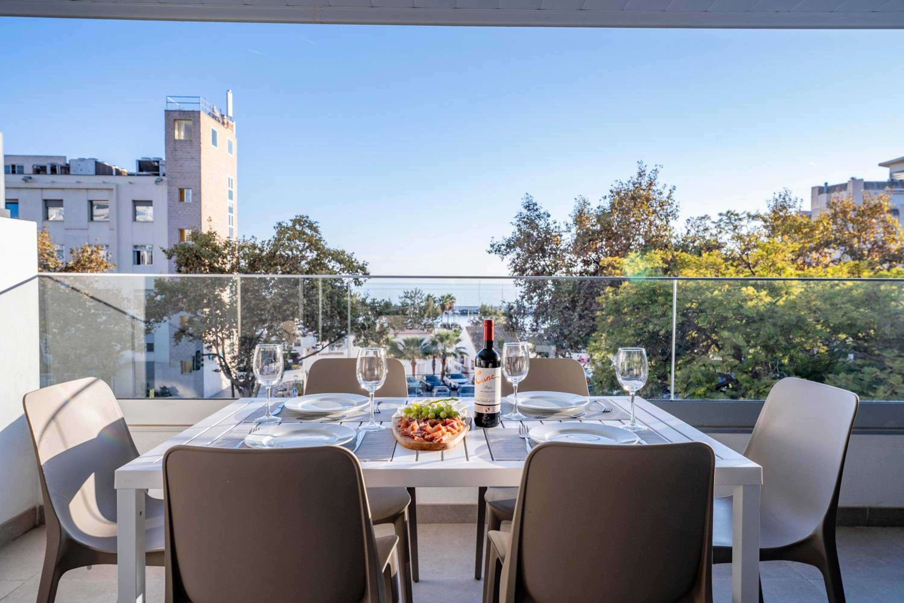 Three-Bedroom Apartment with Sea View - Photo 11