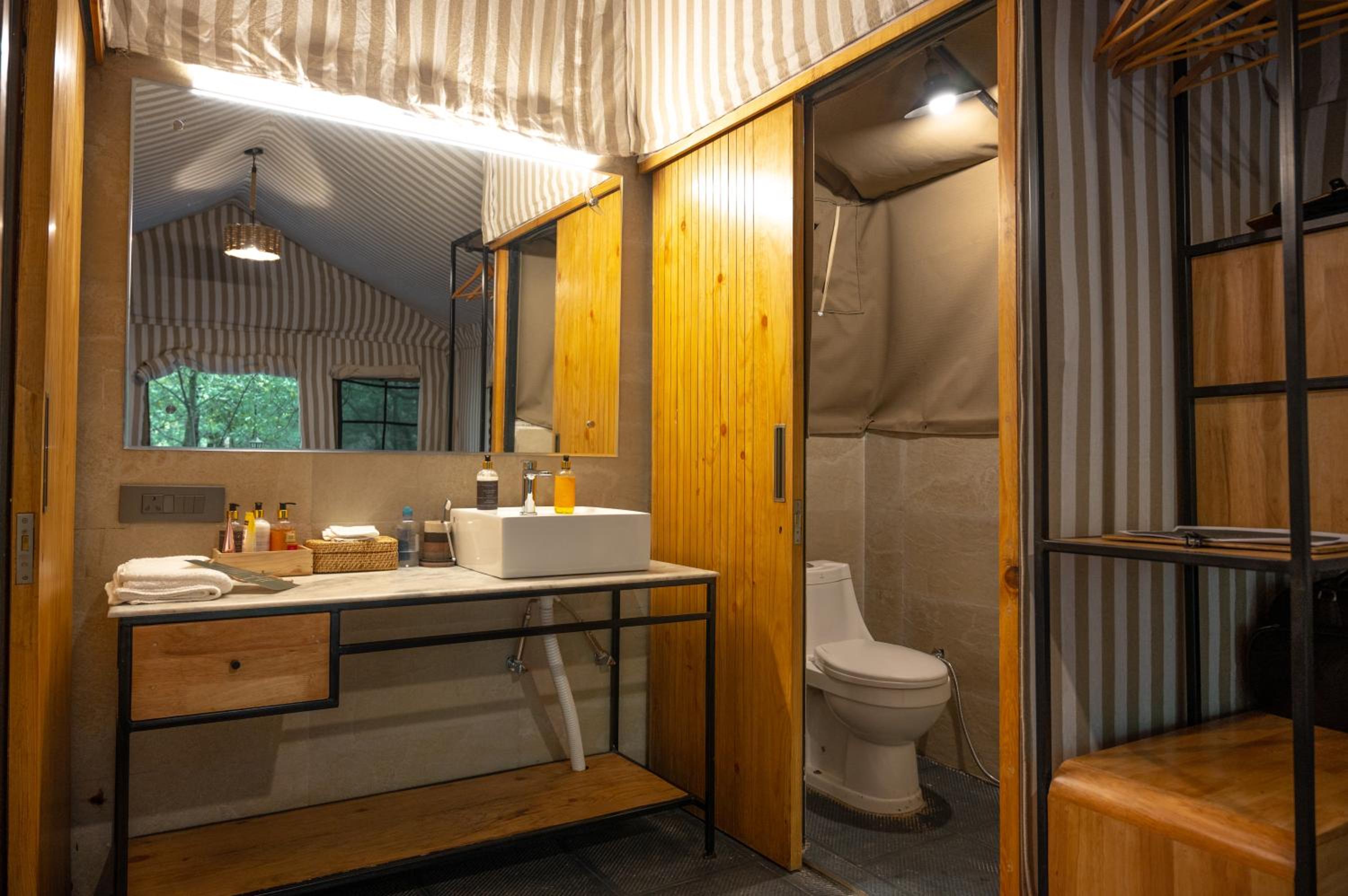 Camper Room With Balcony - Photo 8