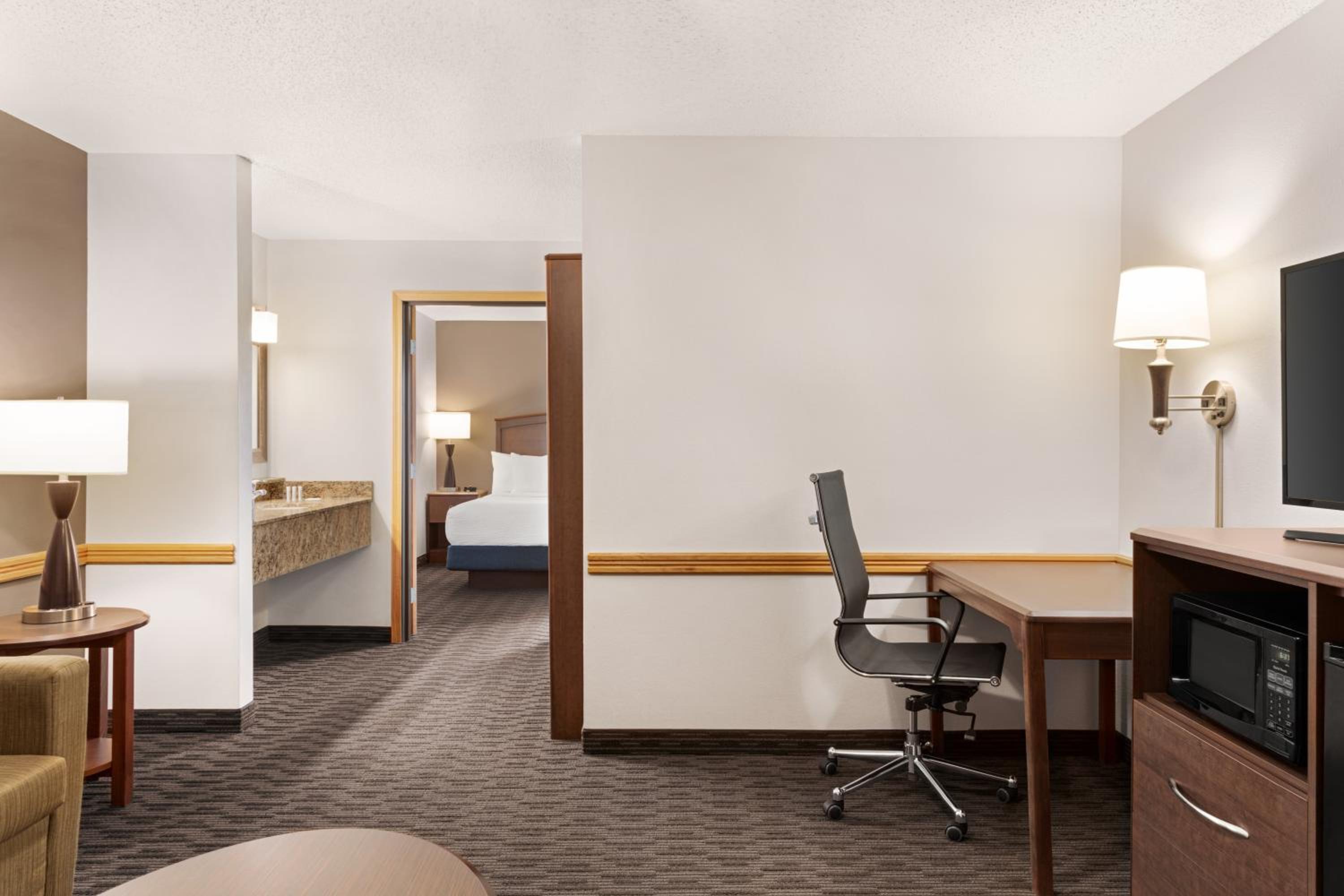 Deluxe King Suite - Non-Smoking photo 2