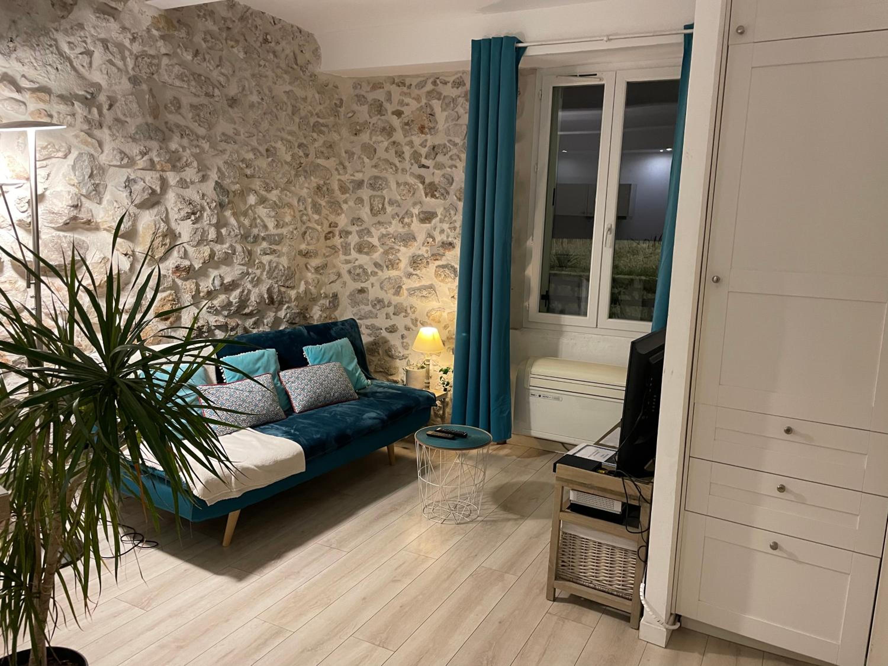 Apartment with Sea View - Photo 7