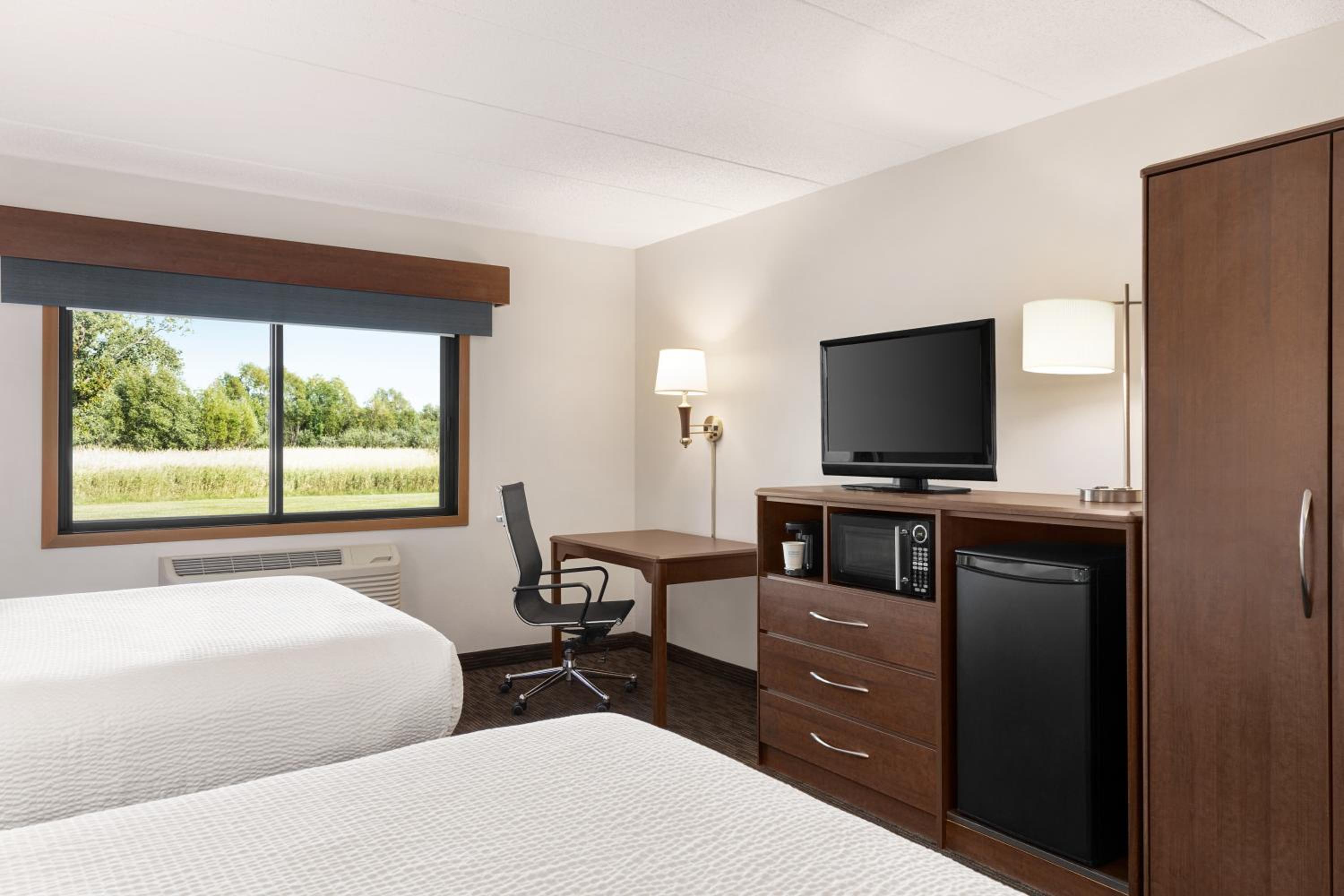 Queen Room with Two Queen Beds - Pet Friendly/Non-Smoking photo 2