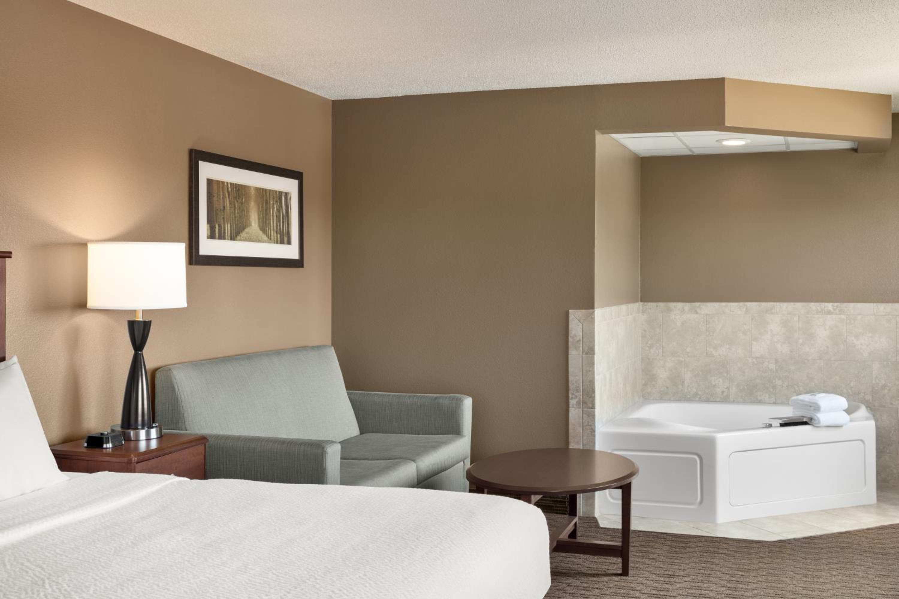 King Suite - Non-Smoking photo 2
