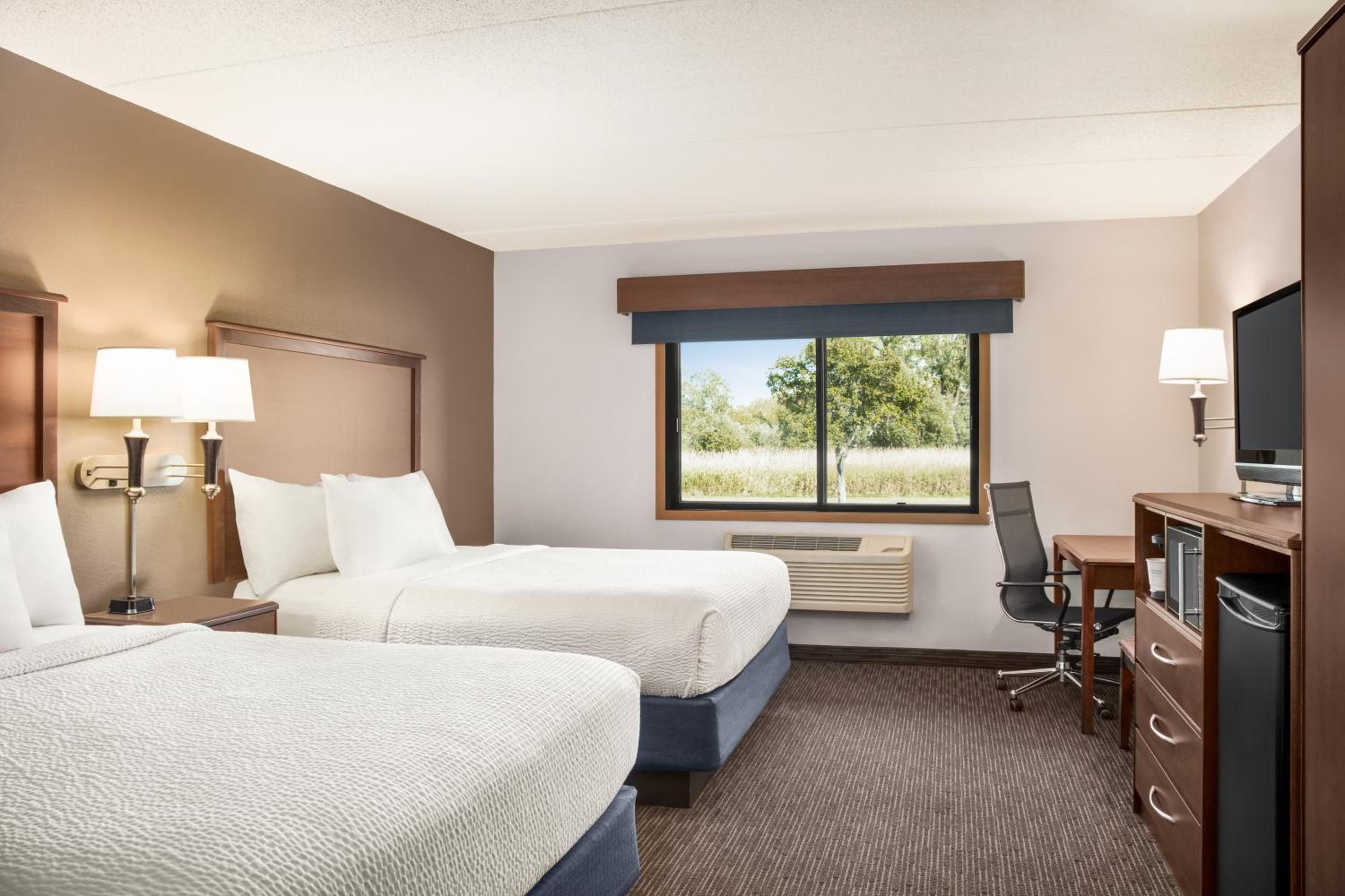 Queen Room with Two Queen Beds - Pet Friendly/Non-Smoking photo 3
