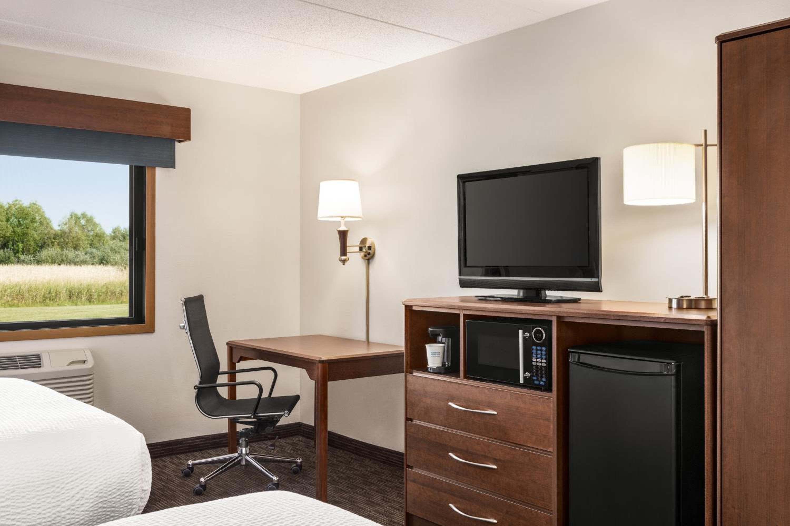 Deluxe Queen Room - Mobility Access/Non-Smoking