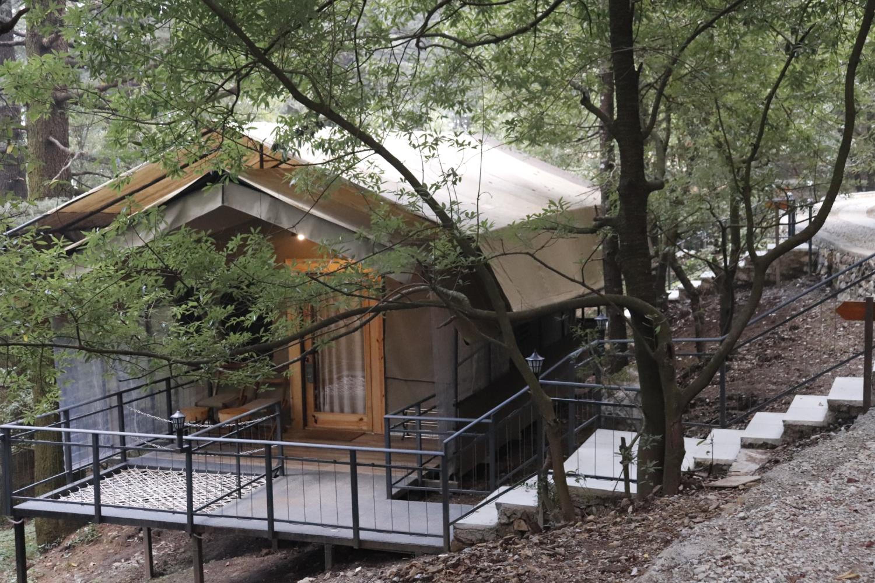 Glamper With Balcony and Hammock - Photo 10