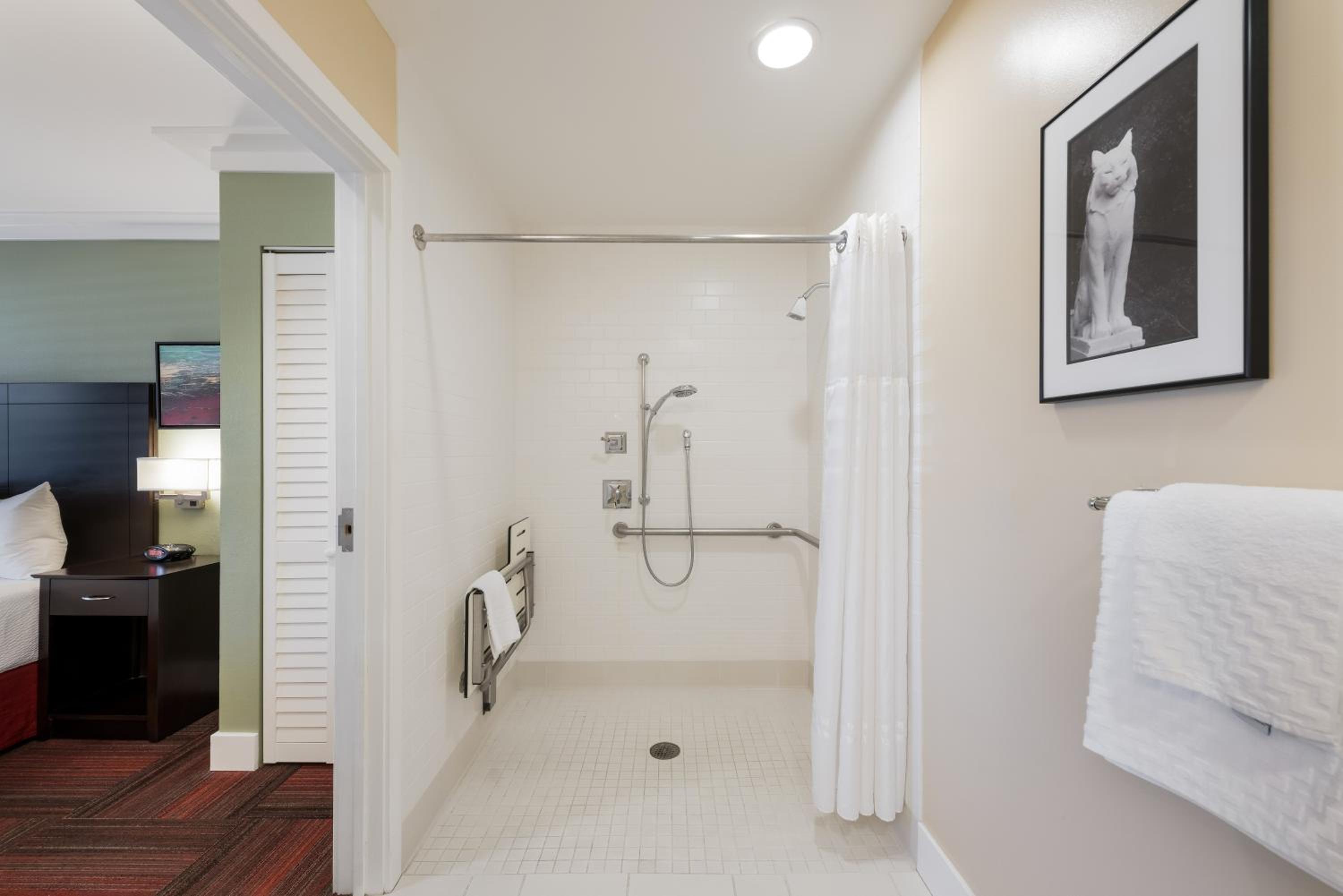 King Room with Roll-in Shower - Disability Access/Non-Smoking - Photo 5