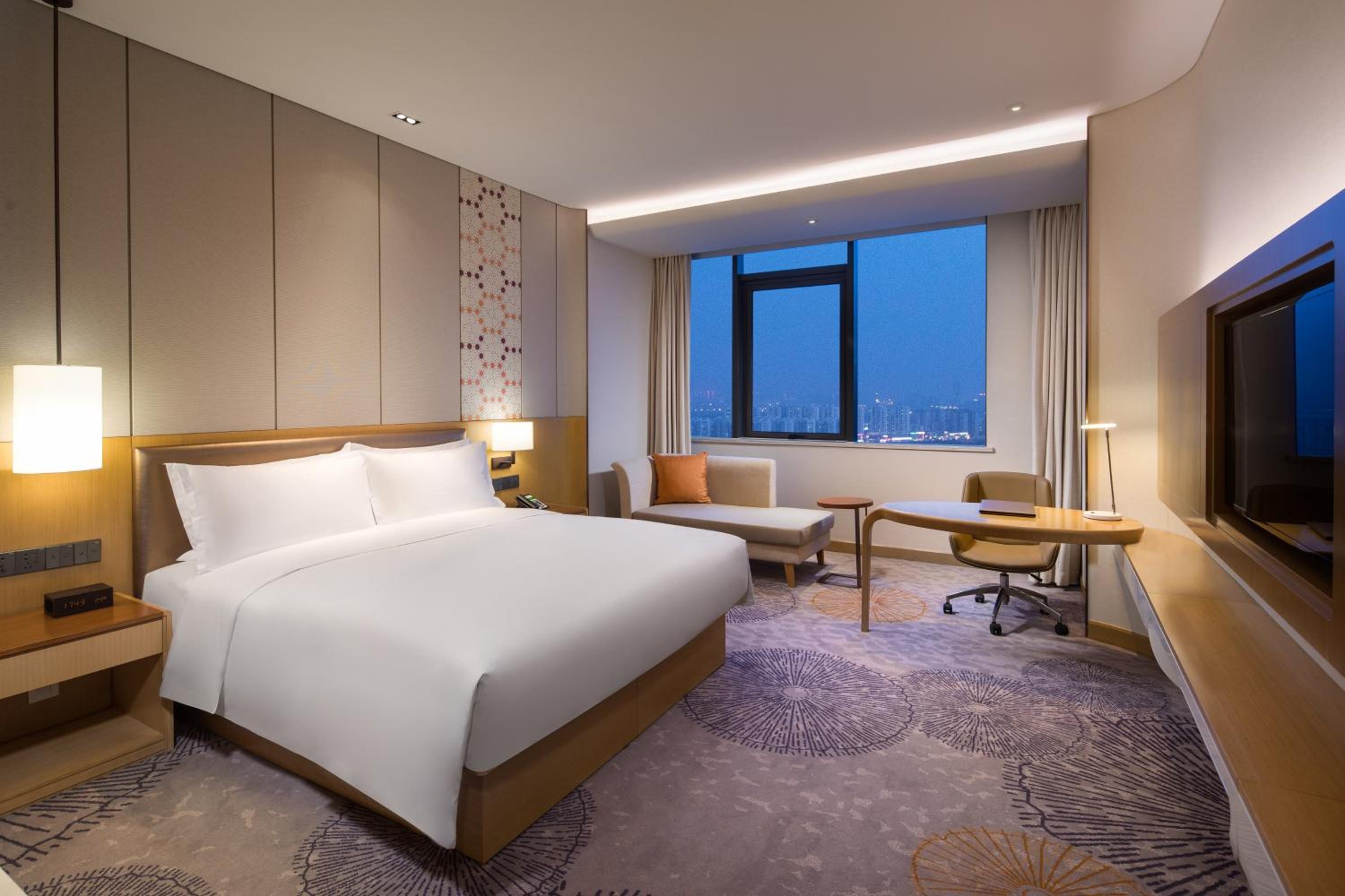 Standard King Room with Lounge Access - Photo 1