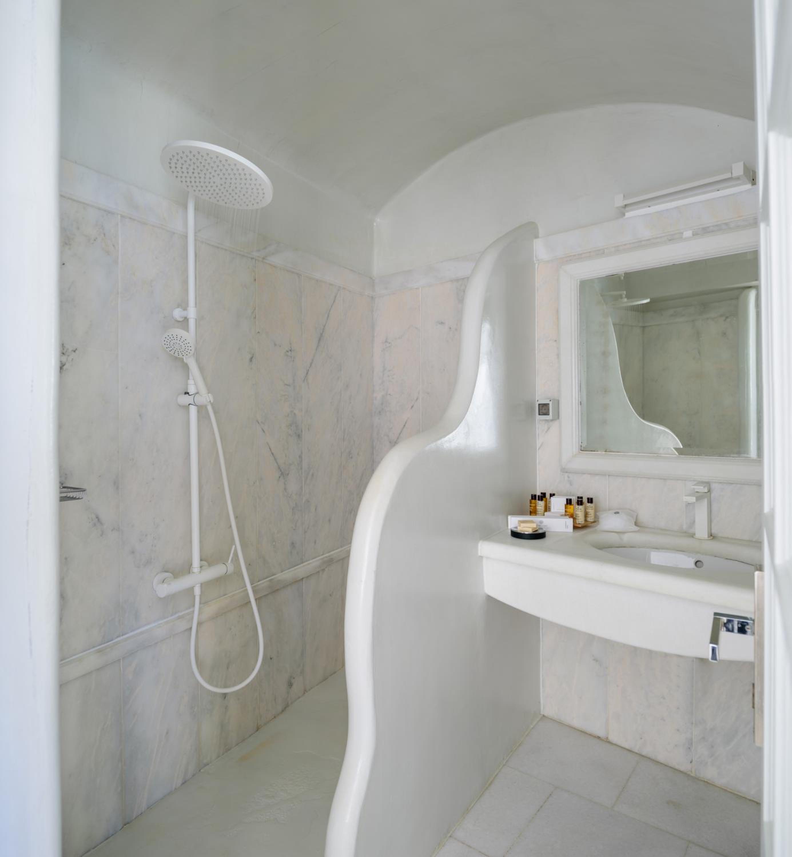 Grand Suite with Jacuzzi and Plunge Pool - Photo 3